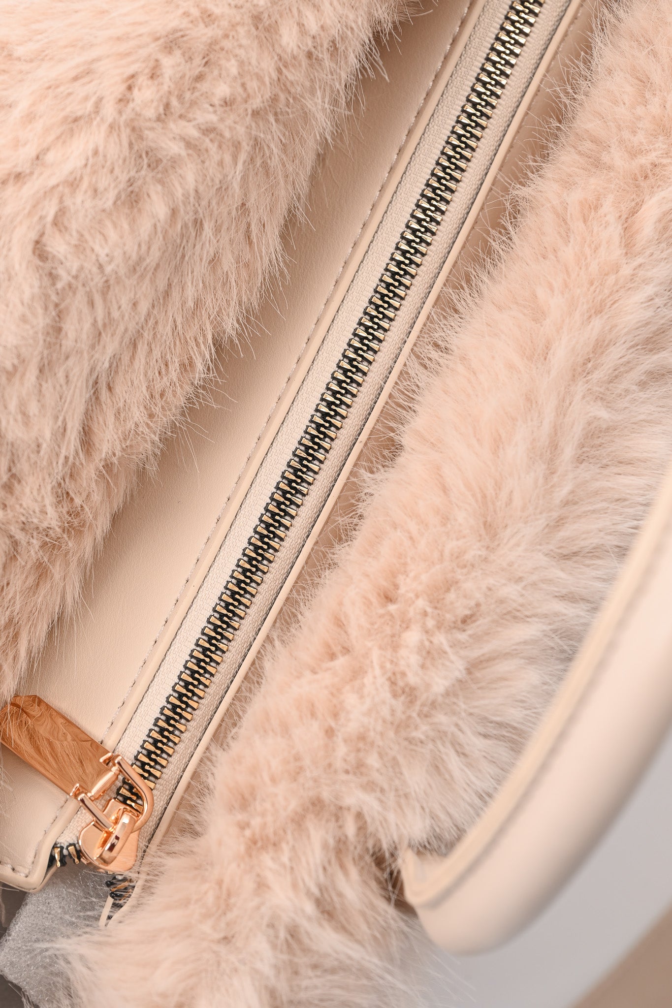 Furry handtas riemdetail beige