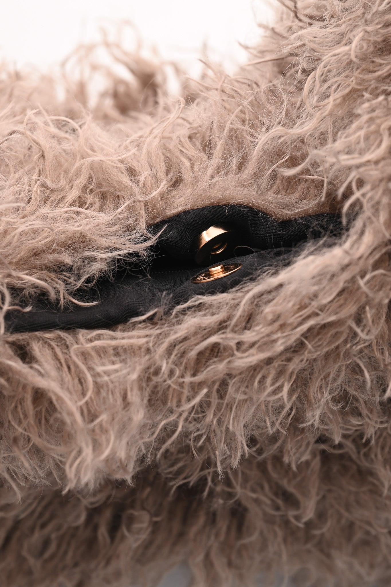 Wavy faux fur schoudertas taupe