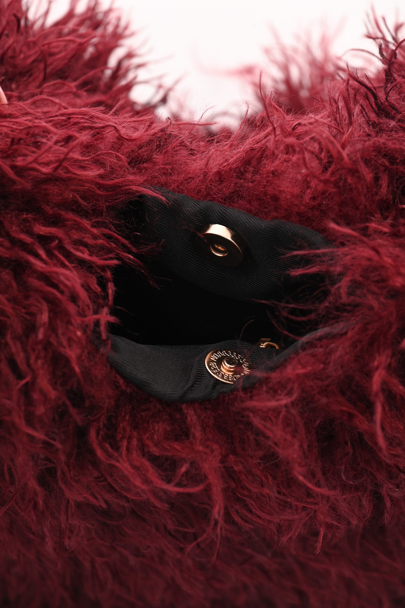 Wavy faux fur schoudertas bordeaux