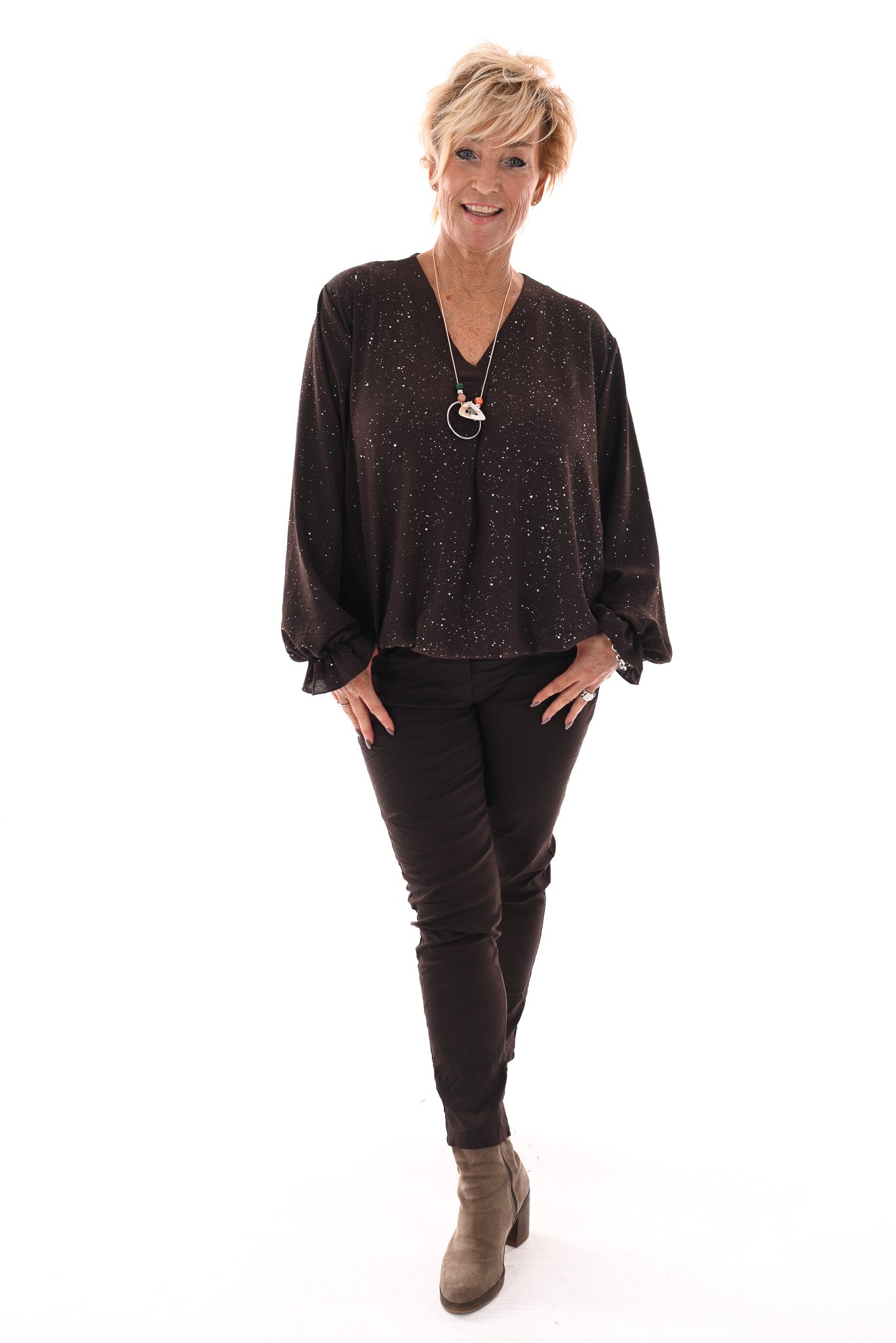 Top v-hals glitter trompetmouwen met ketting donkerbruin