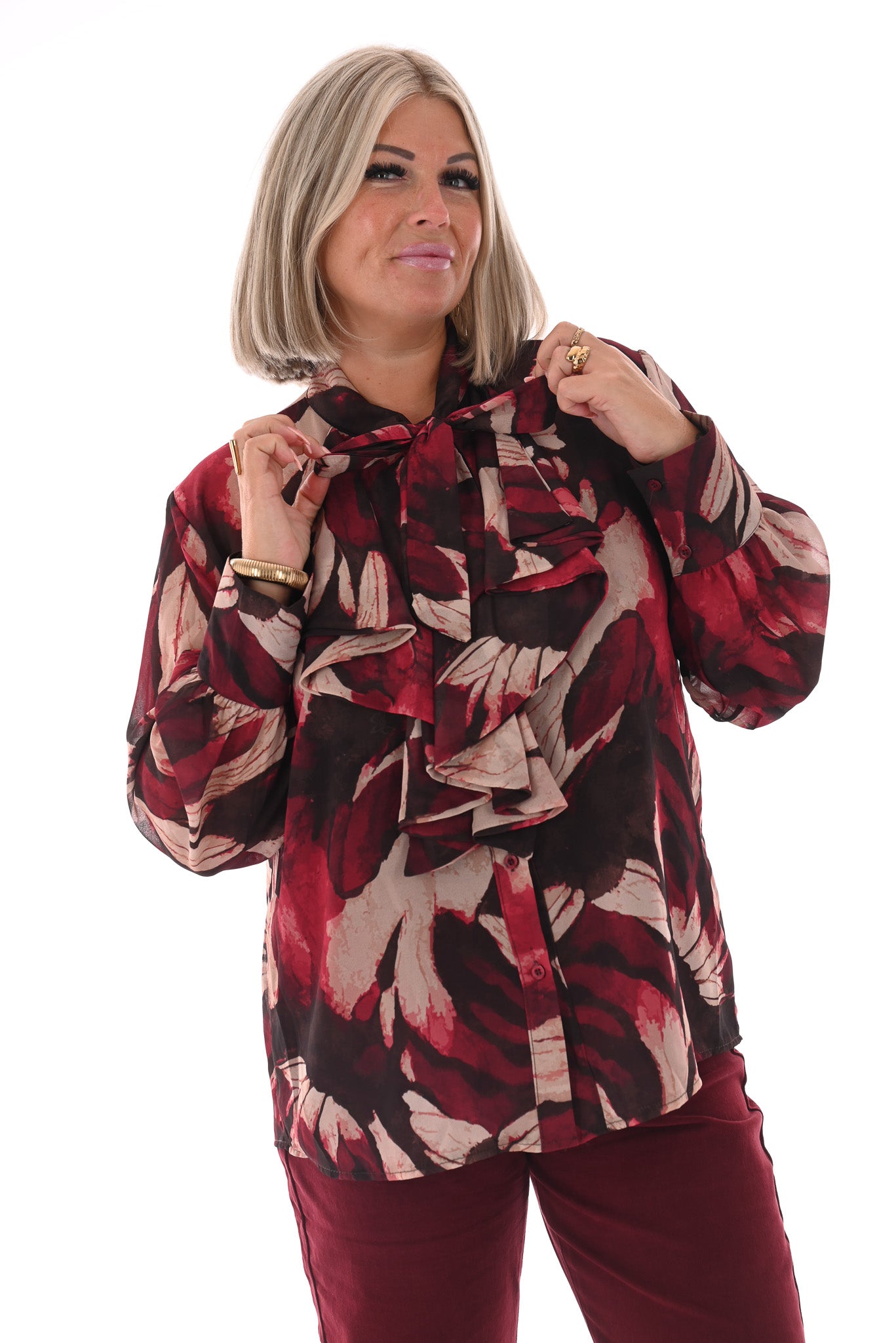 Doorknoop blouse strik roezels abstracte print bordeaux