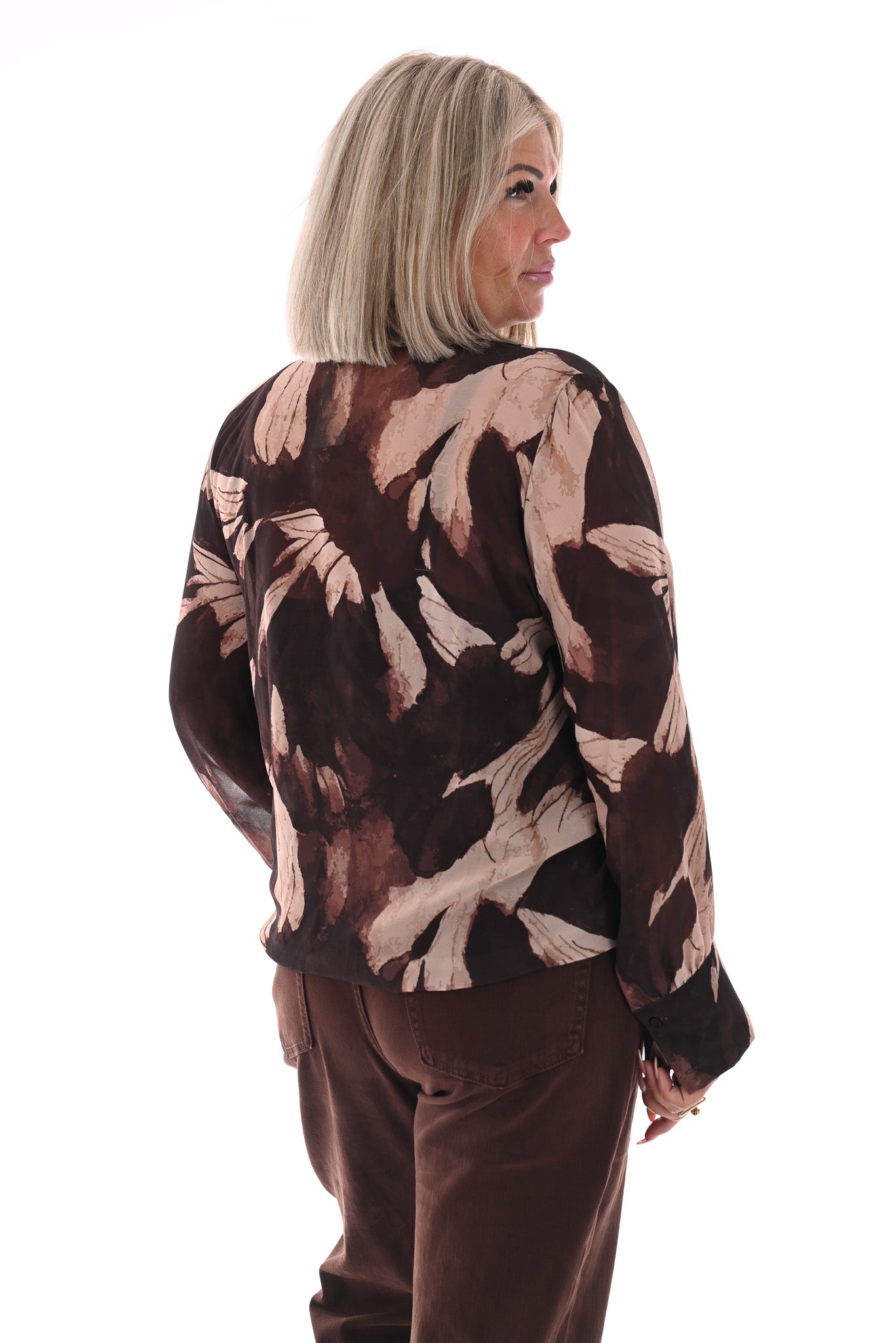 Doorknoop blouse strik roezels abstracte print donkerbruin