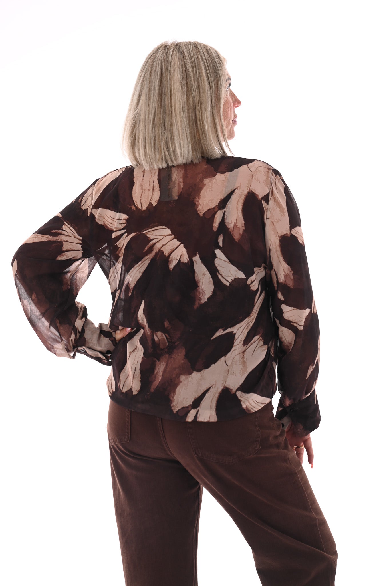 Doorknoop blouse strik roezels abstracte print donkerbruin