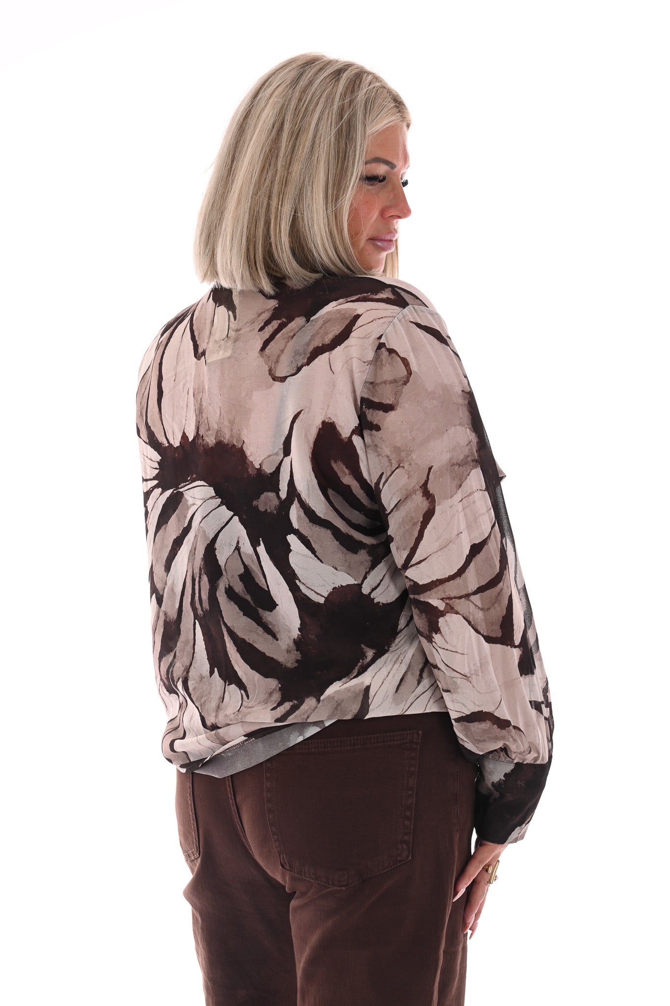 Doorknoop blouse strik roezels abstracte print beige