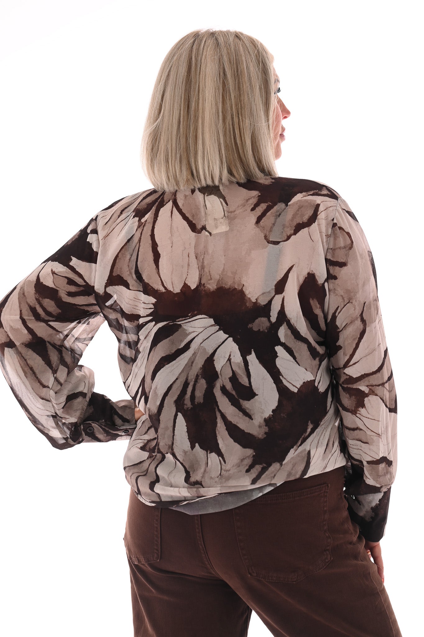 Doorknoop blouse strik roezels abstracte print beige