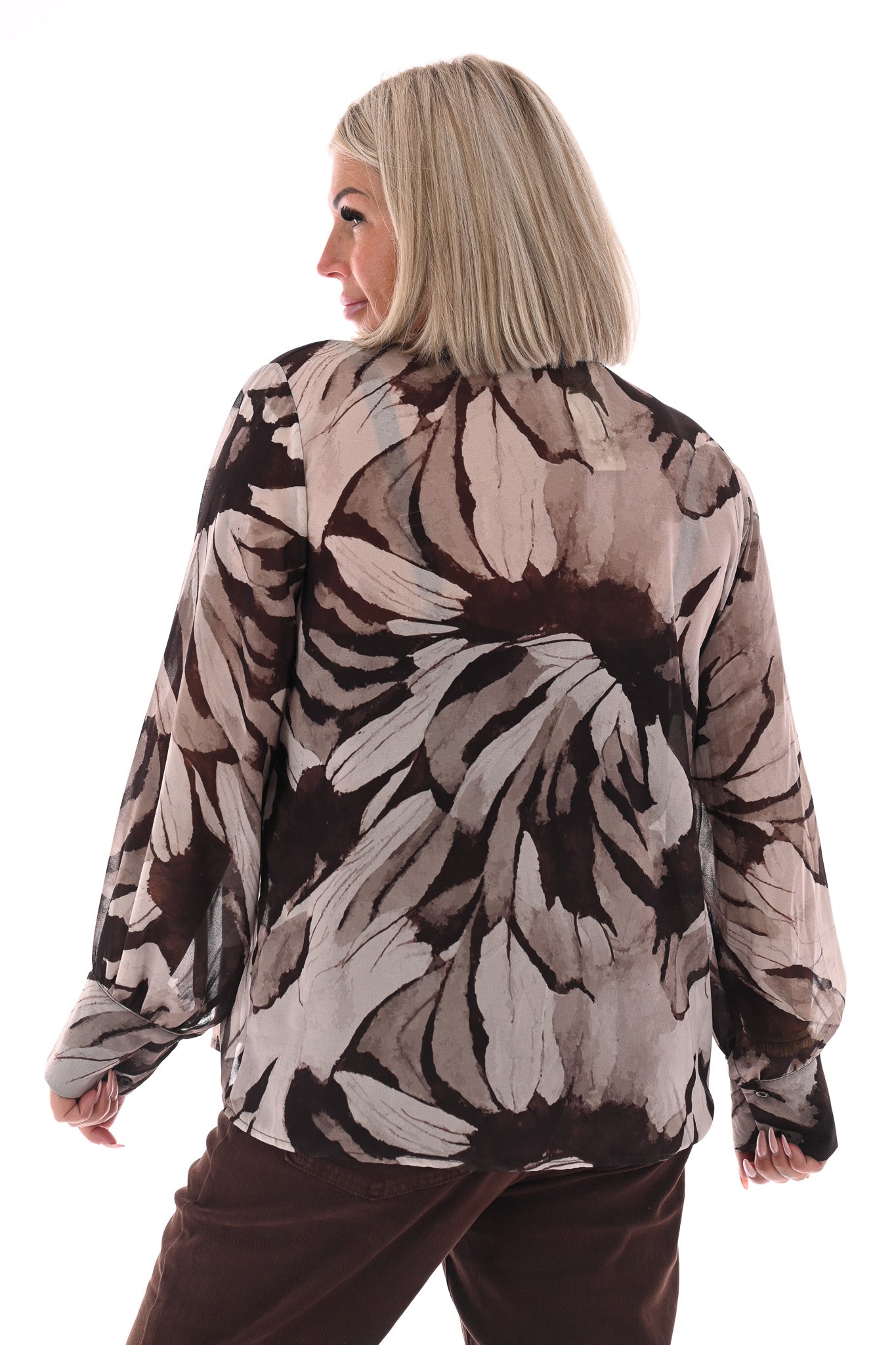 Doorknoop blouse strik roezels abstracte print beige