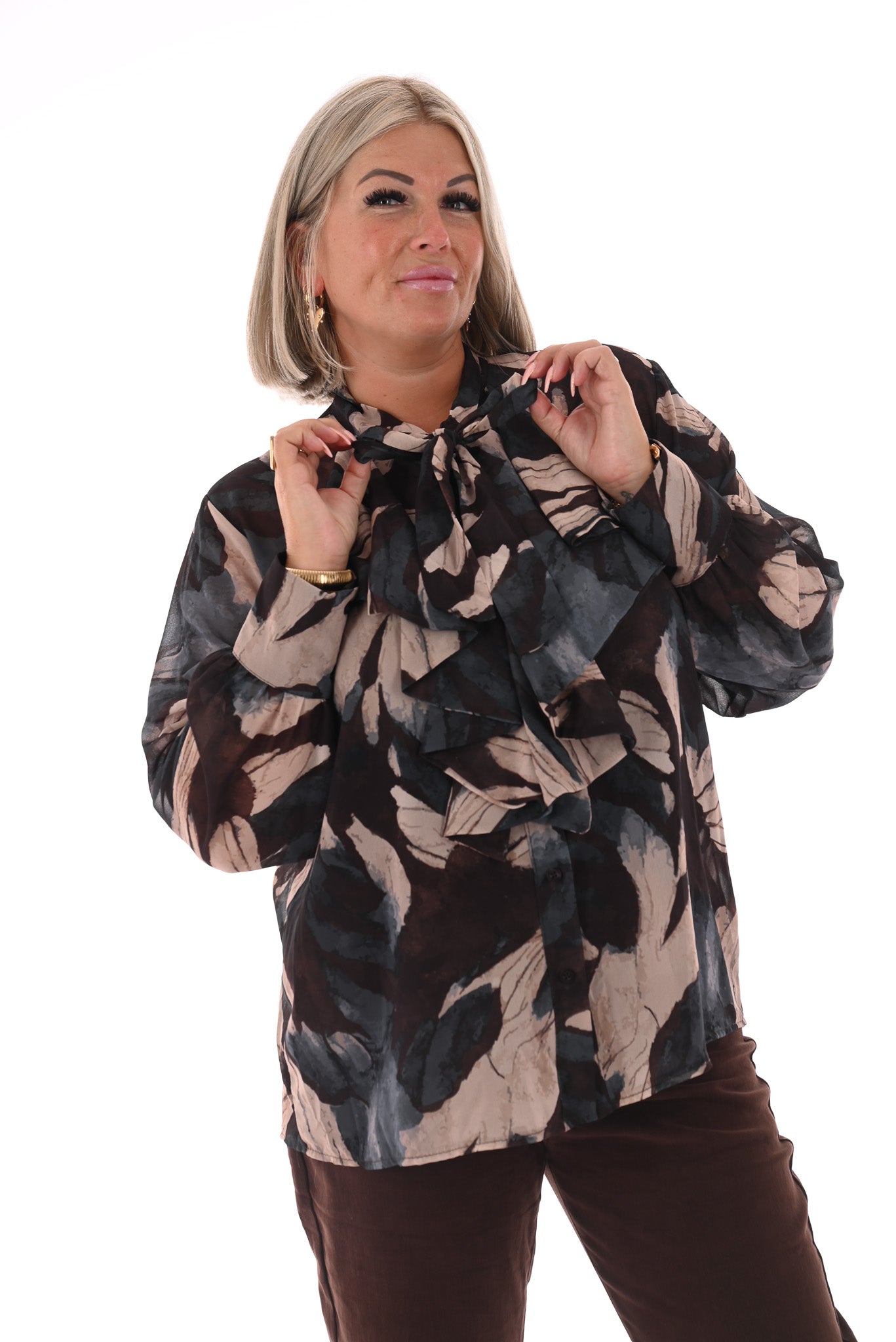 Doorknoop blouse strik roezels abstracte print jeansblauw