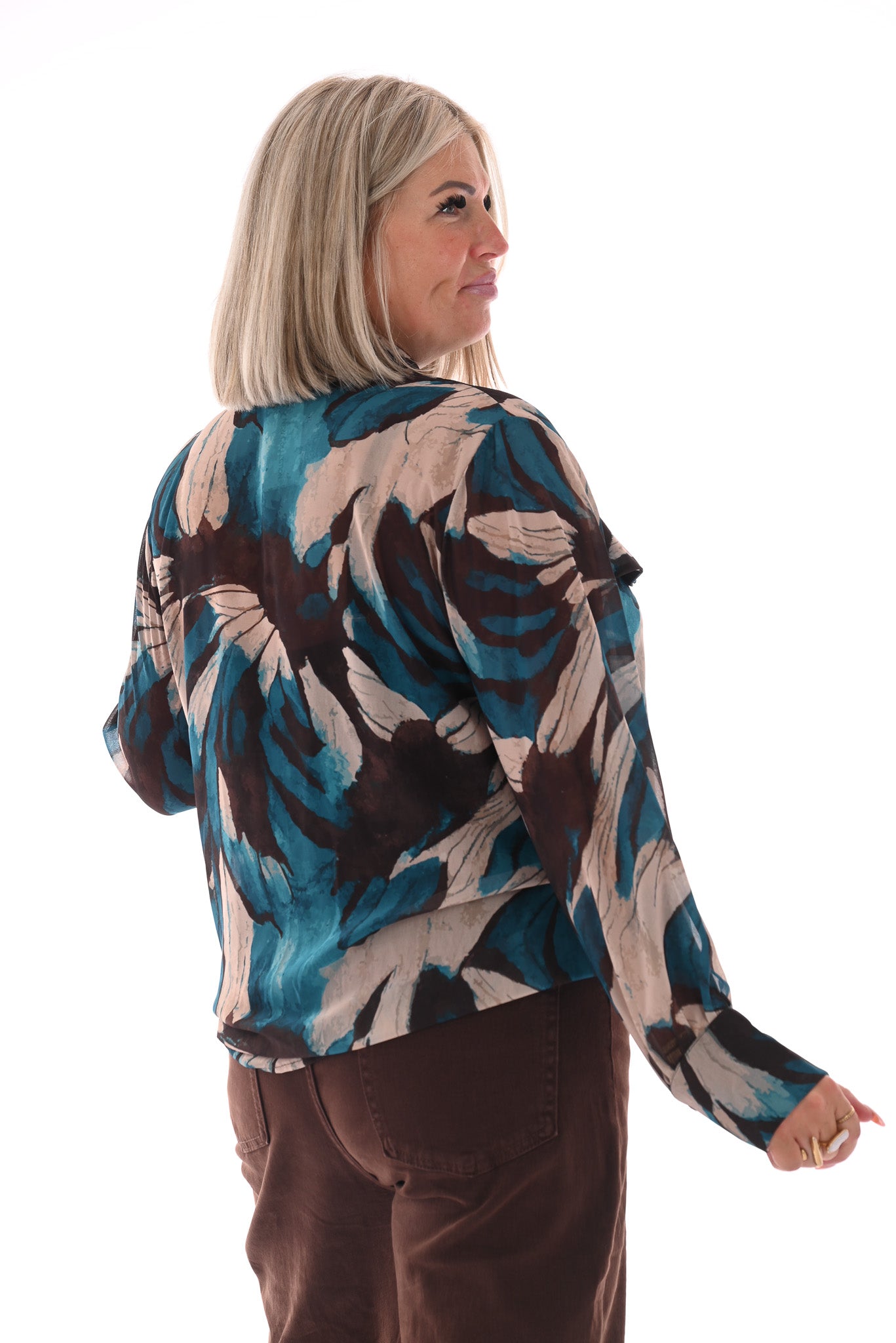 Doorknoop blouse strik roezels abstracte print petrol