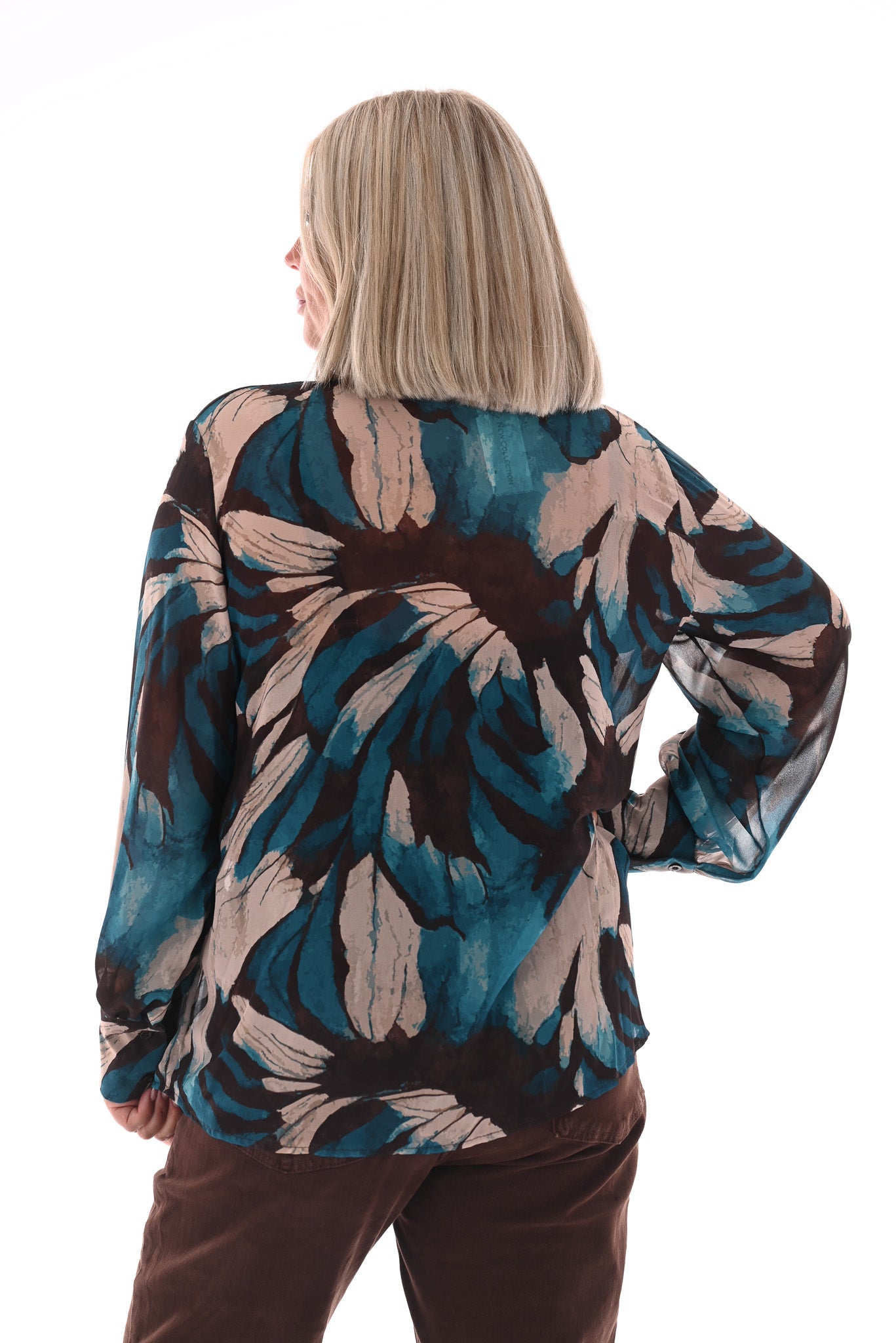 Doorknoop blouse strik roezels abstracte print petrol