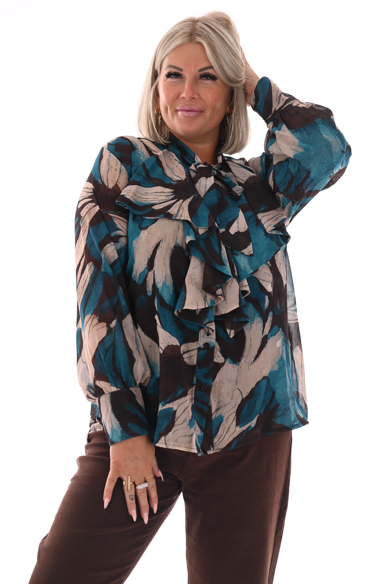 Doorknoop blouse strik roezels abstracte print petrol