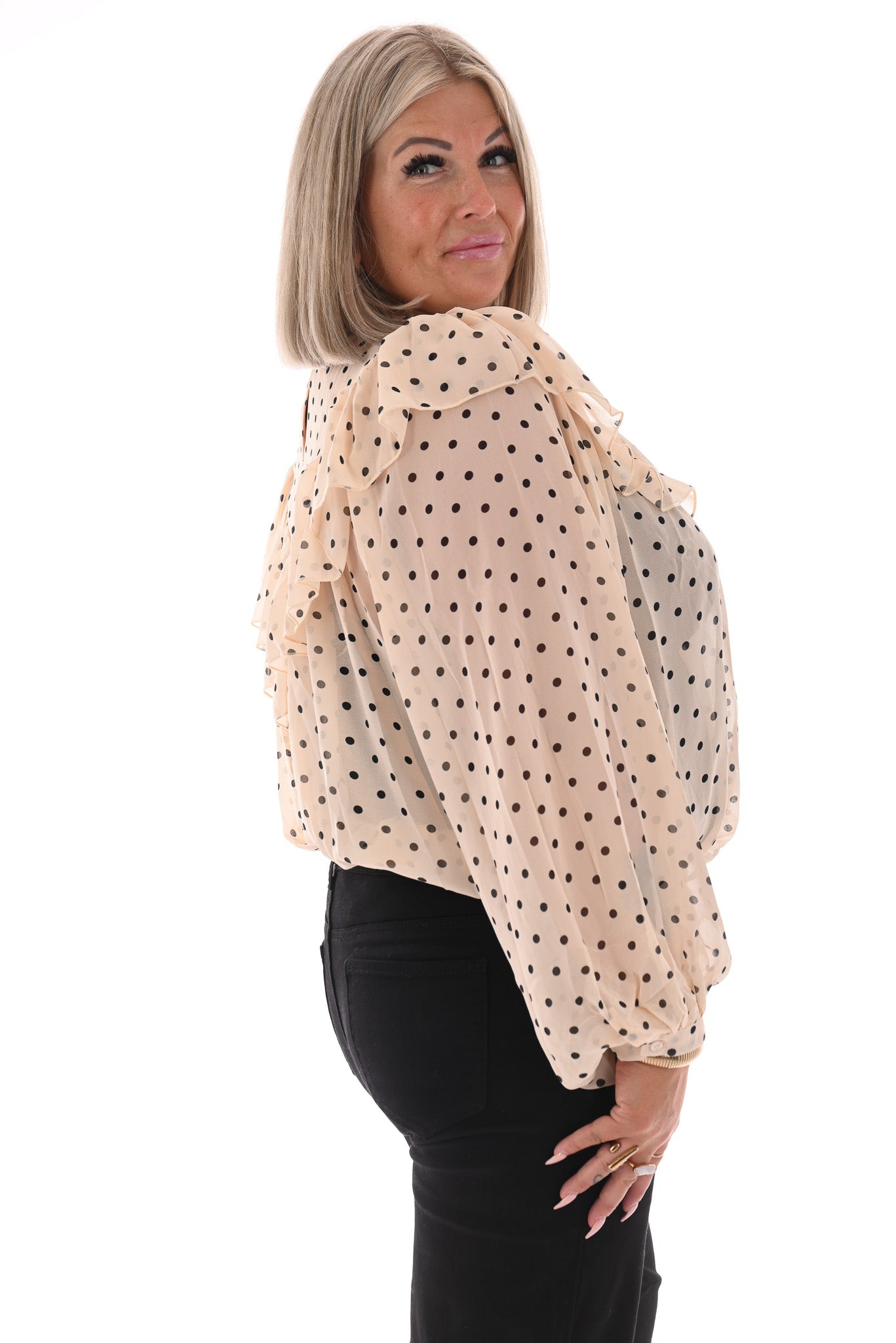 Blouse polka dots met roezel creme