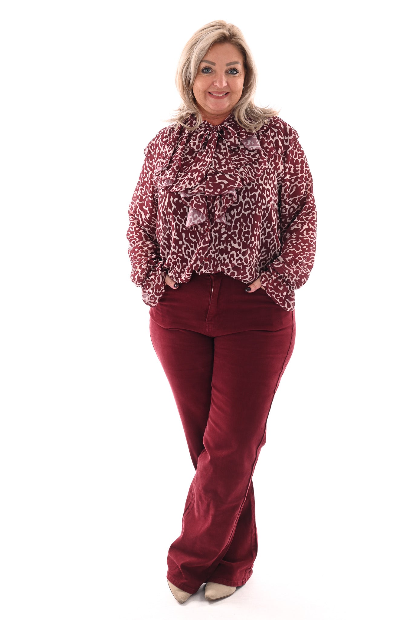 Doorknoop blouse roezels met trompetmouwen bordeaux