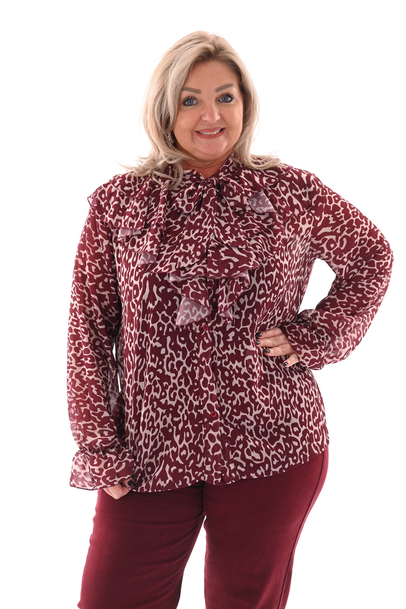 Doorknoop blouse roezels met trompetmouwen bordeaux