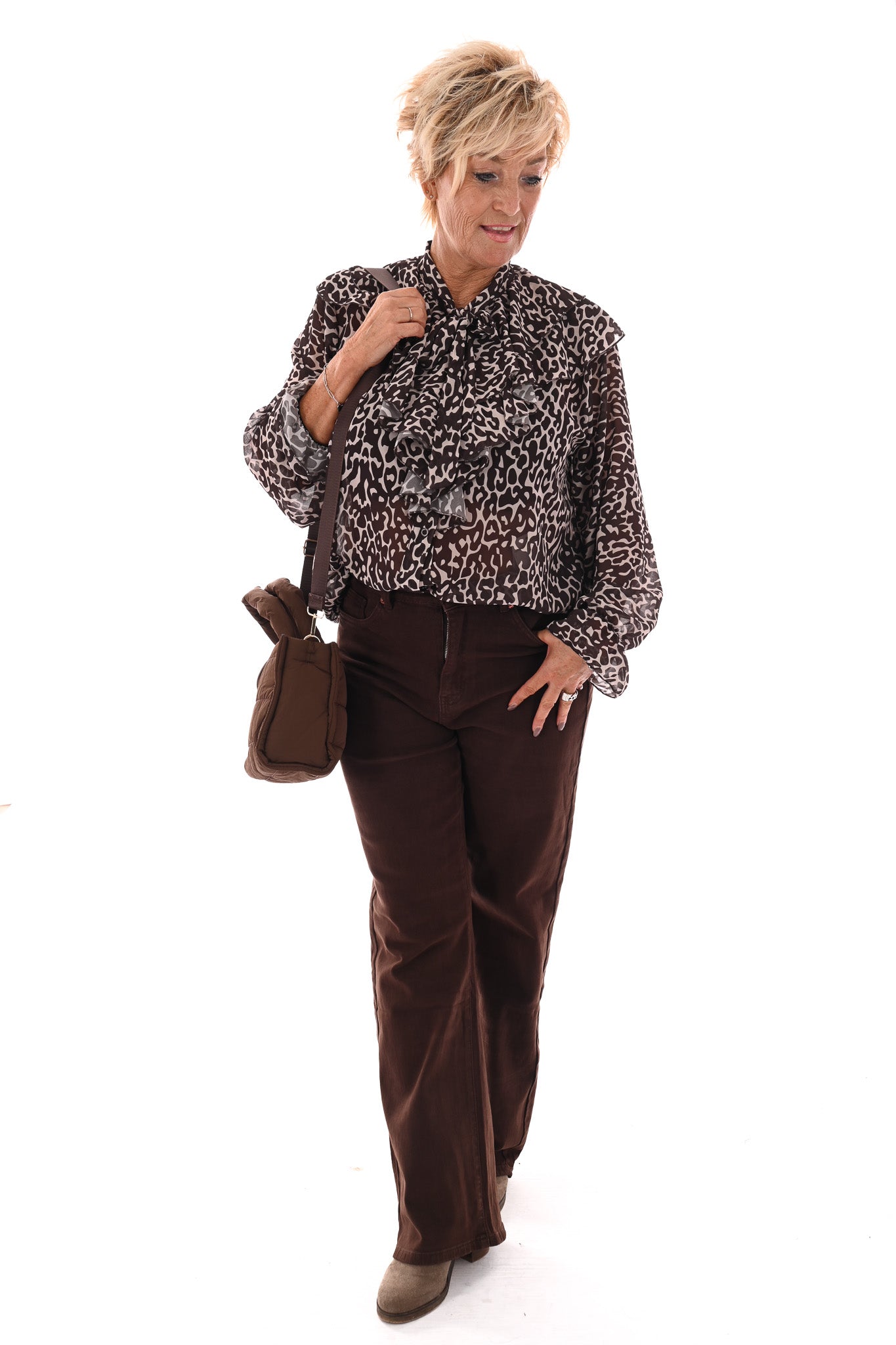 Doorknoop blouse roezels met trompetmouwen bruin