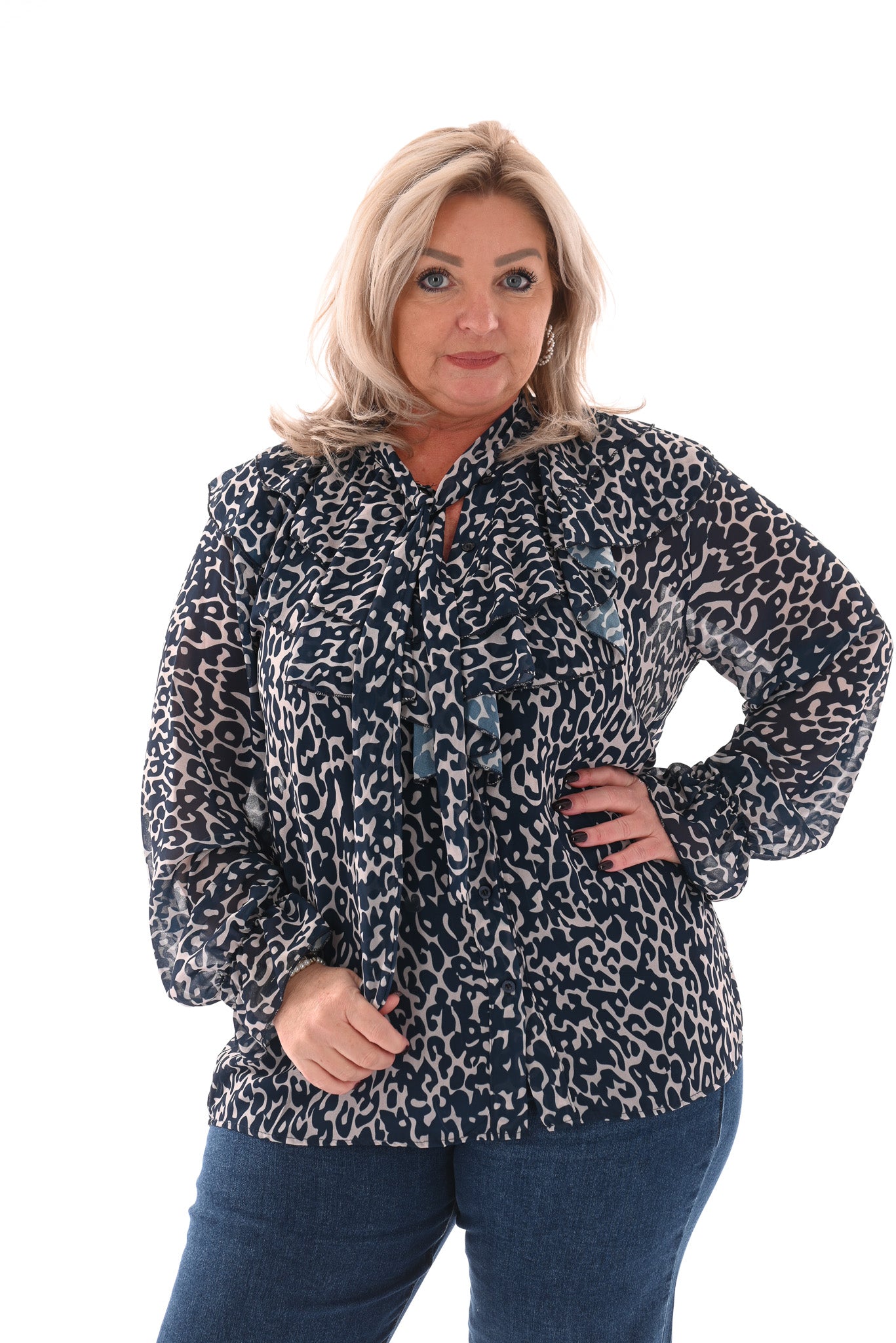 Doorknoop blouse roezels met trompetmouwen marineblauw