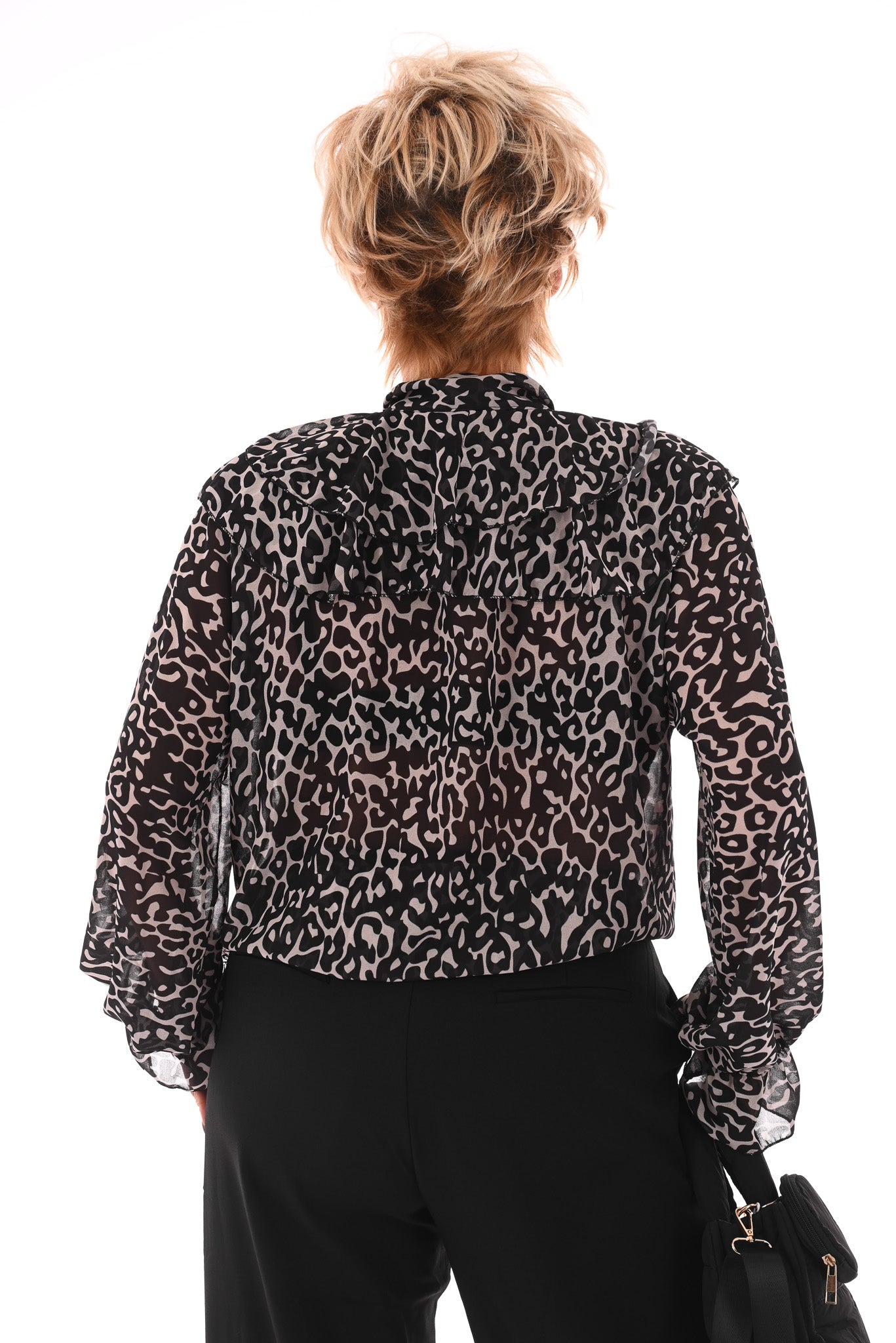 Doorknoop blouse roezels met trompetmouwen zwart