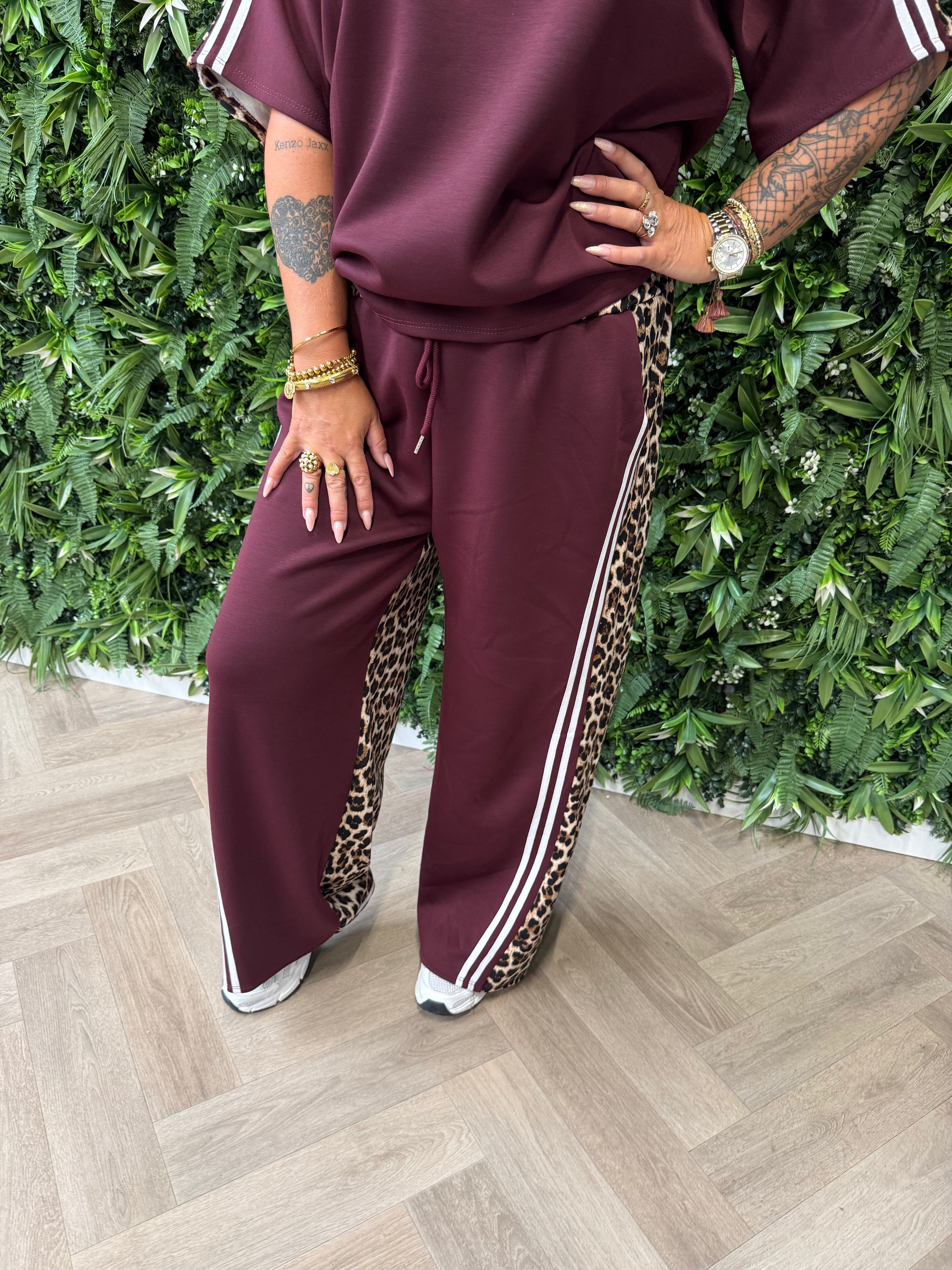 Tweedelig panter pak met bies bordeaux