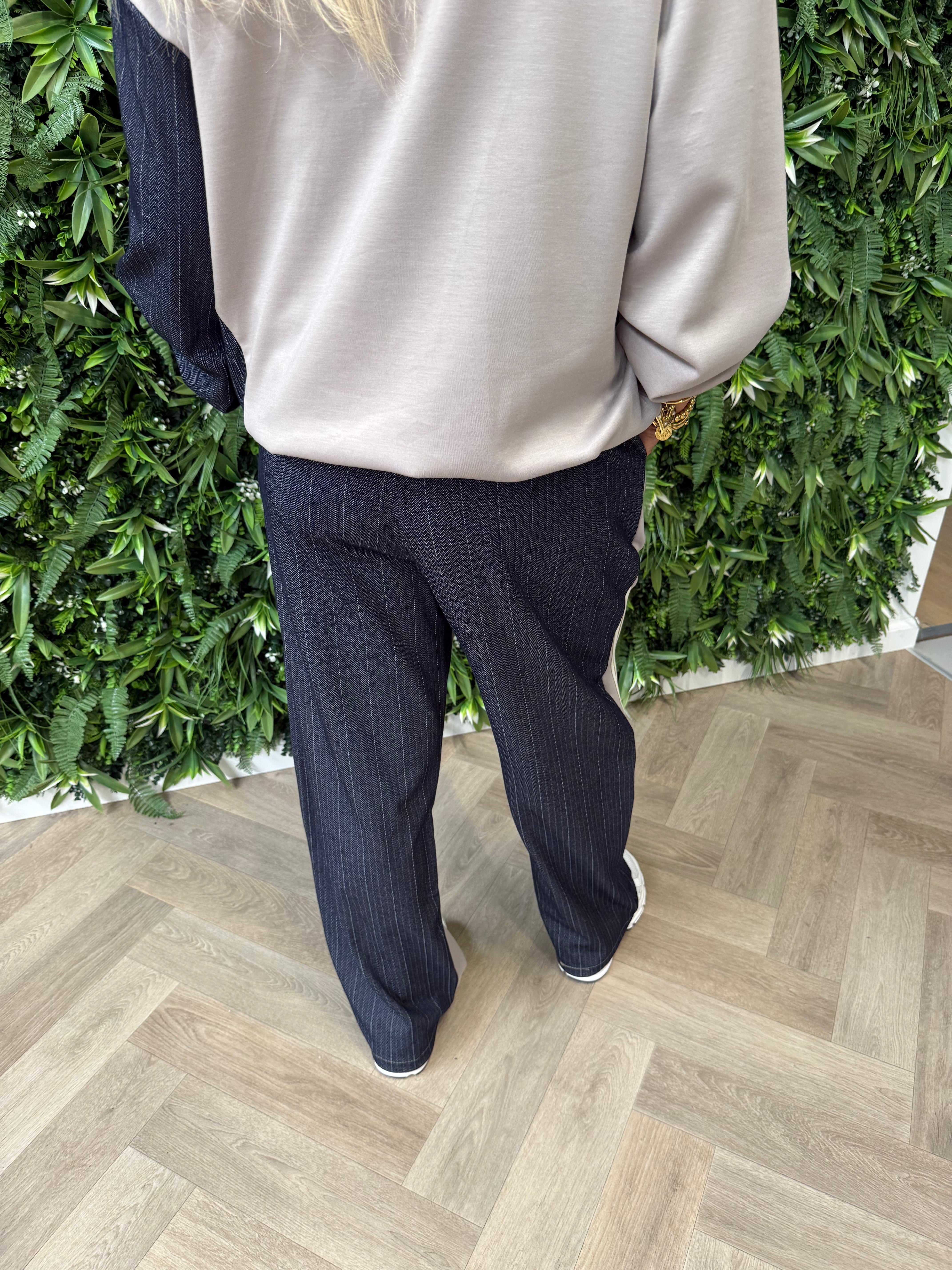 Tweedelig joggingspak met jeans details taupe