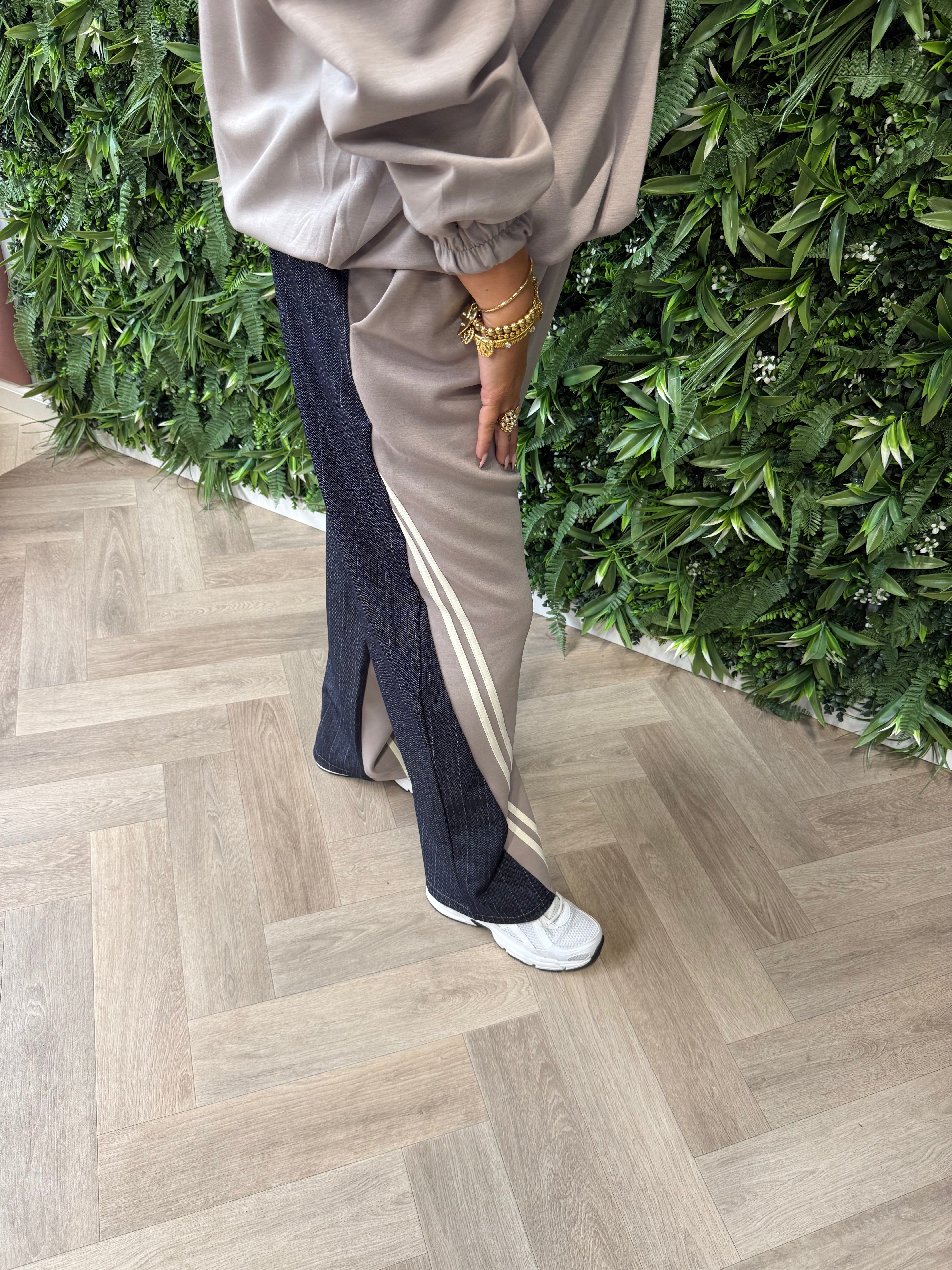 Tweedelig joggingspak met jeans details taupe
