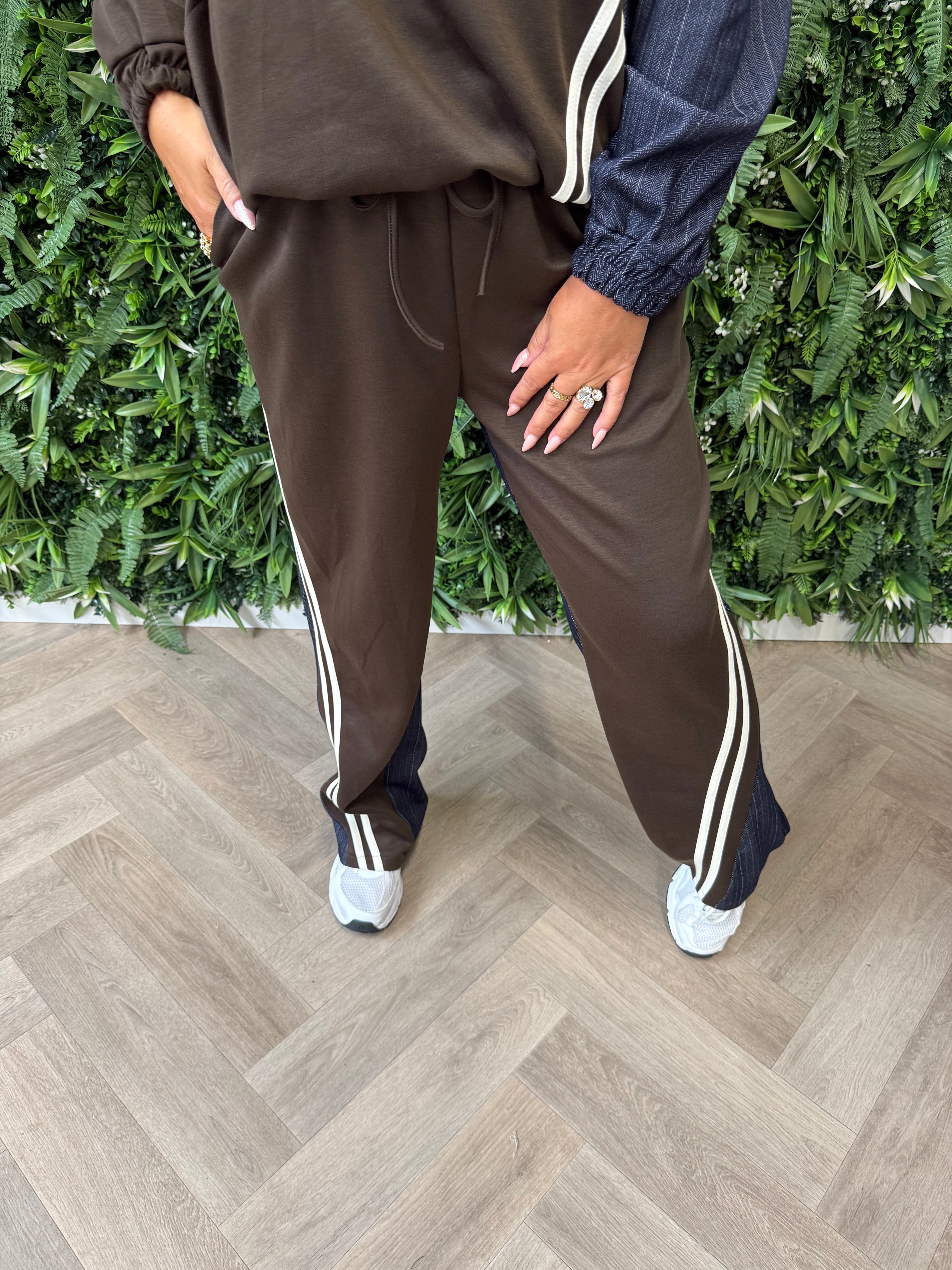 Tweedelig joggingspak met jeans details donkerbruin