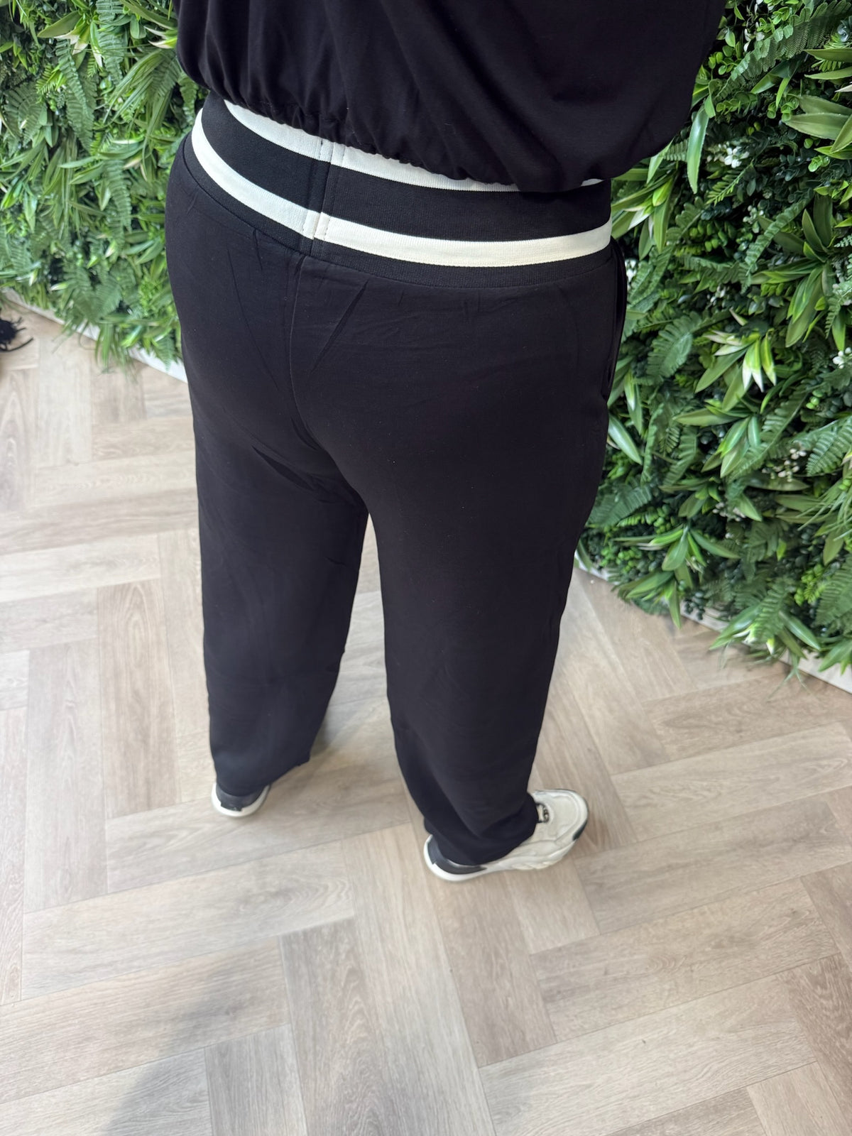 Broek wide leg met tailleband zwart