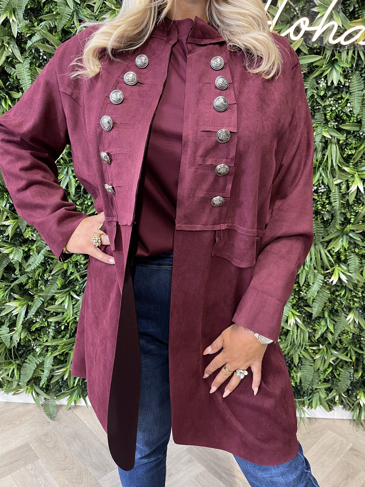 Suedine jas met knopen details bordeaux