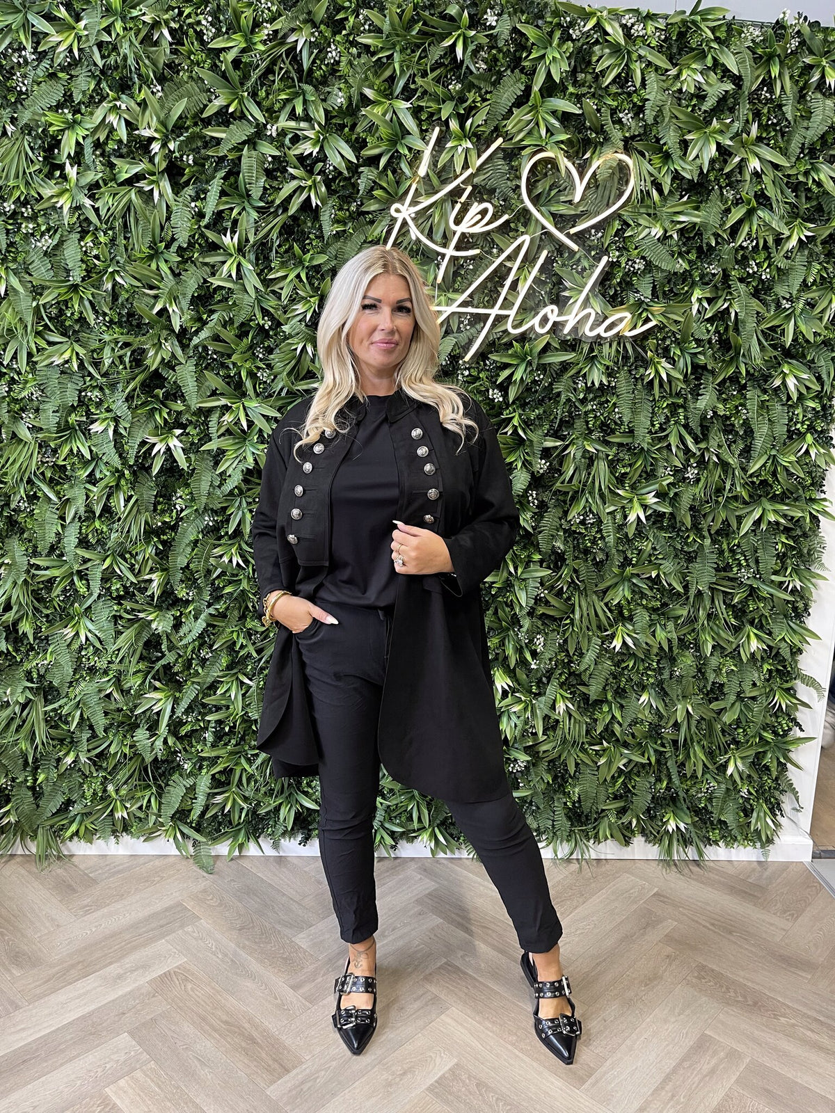Suedine jas met knopen details zwart
