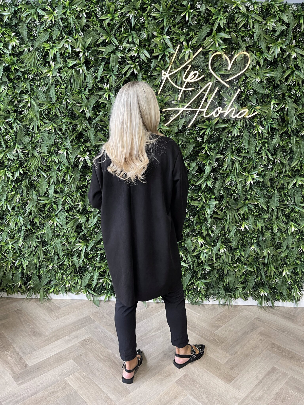 Suedine jas met knopen details zwart