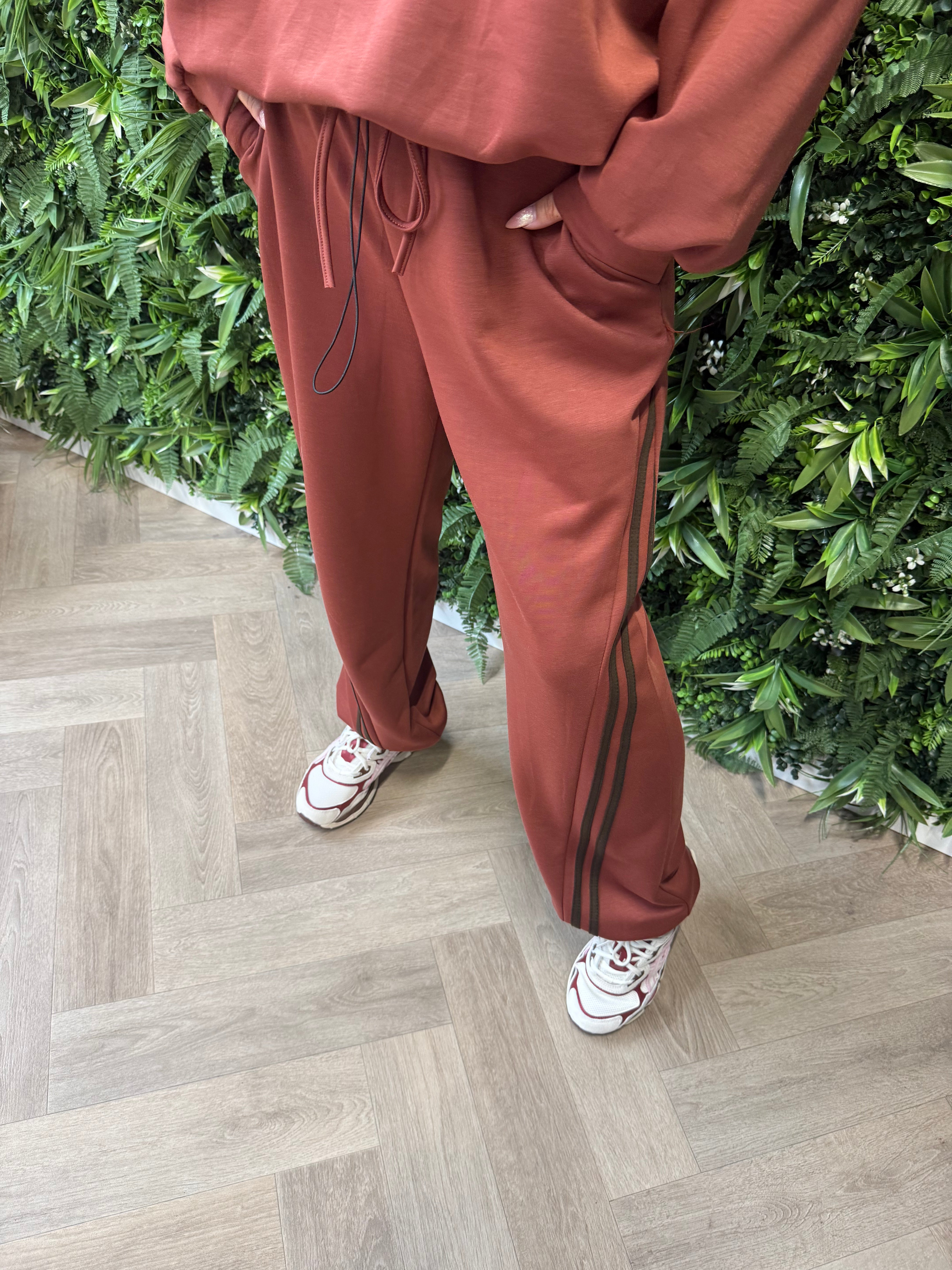 Joggingspak elastieken onderkant met bies terracotta