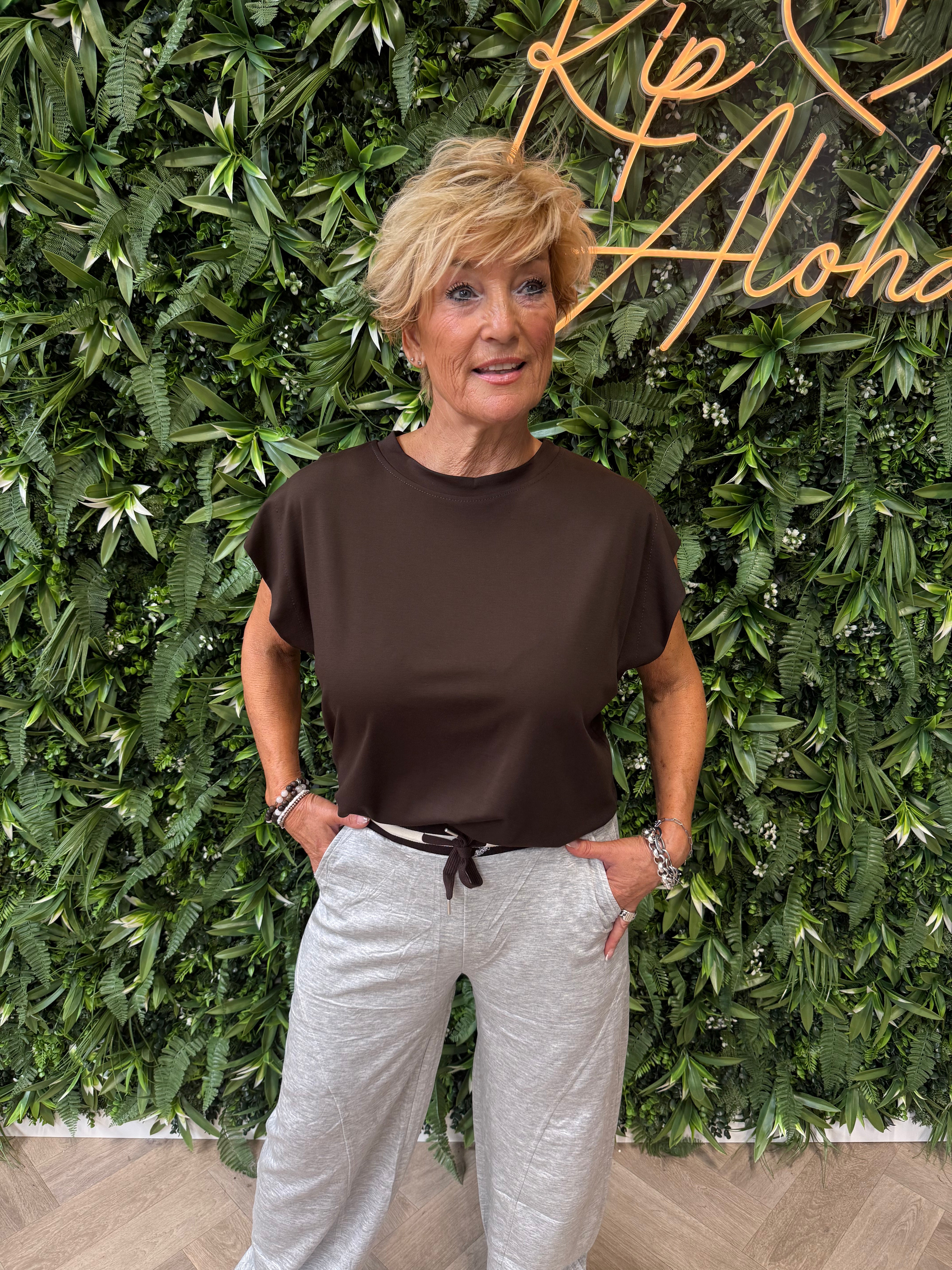 Basic top mouwloos met elastieken onderkant donkerbruin