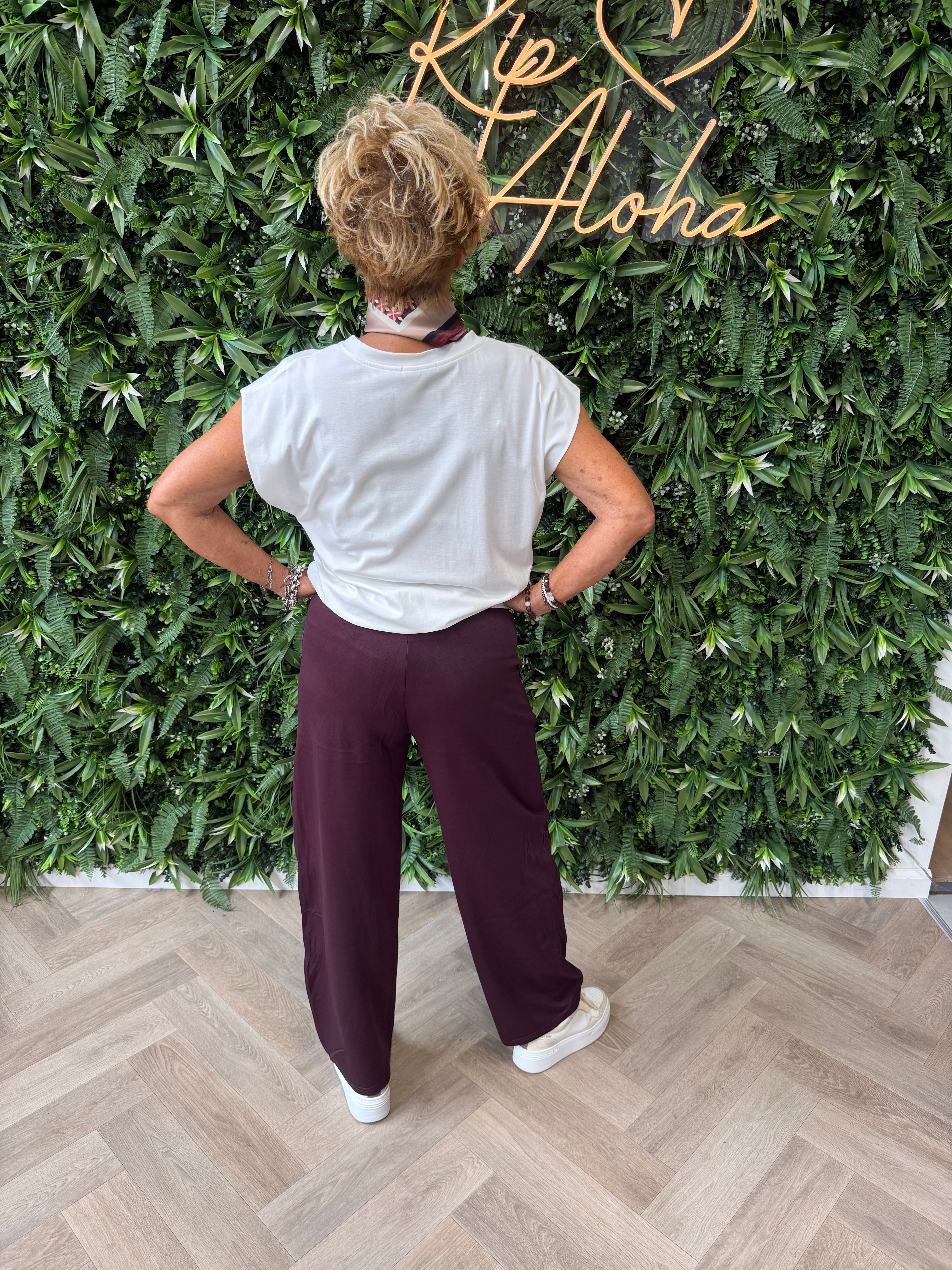 Basic top mouwloos met elastieken onderkant roomwit
