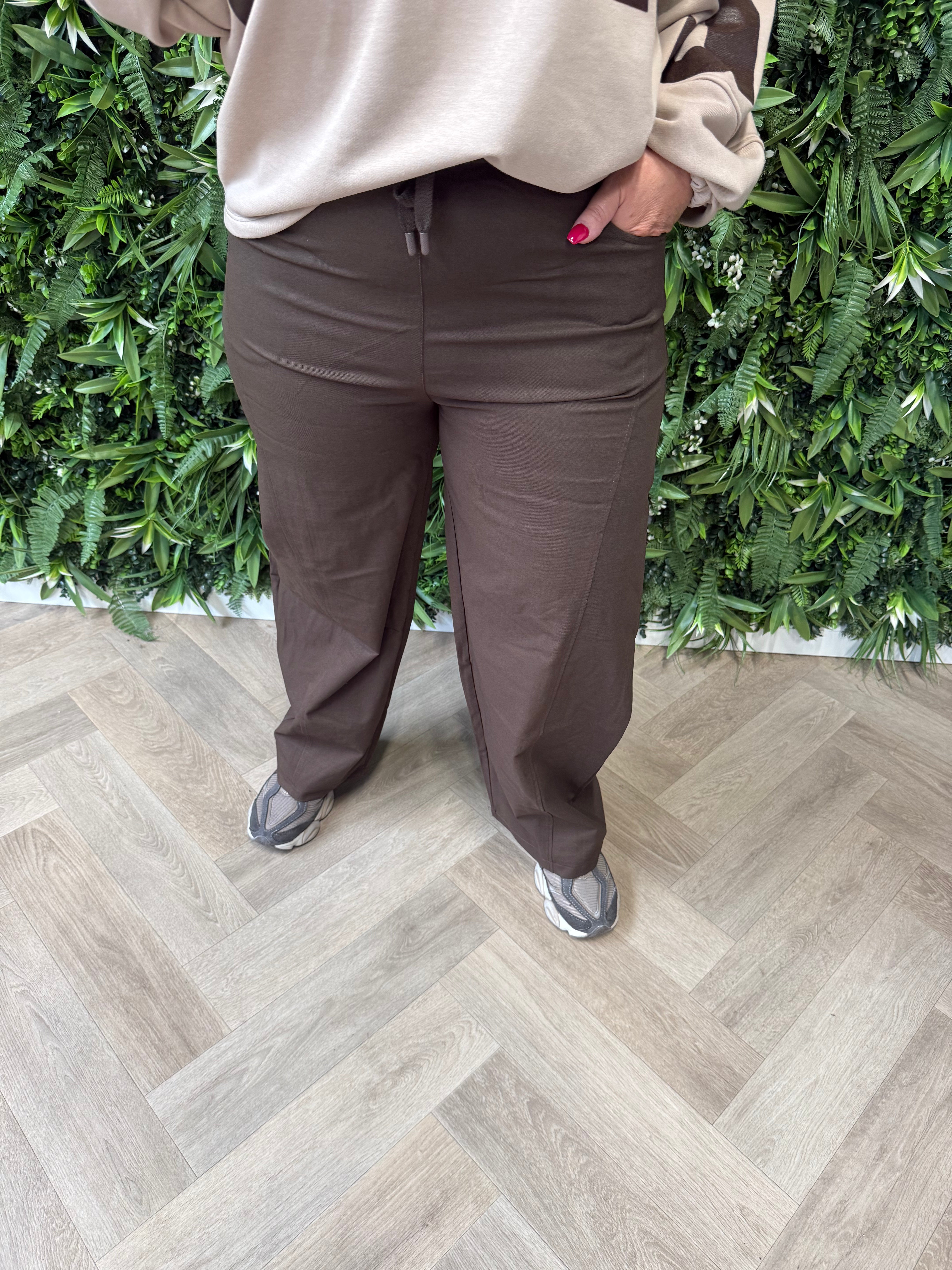 Wijde broek met aantrekkoord donkerbruin