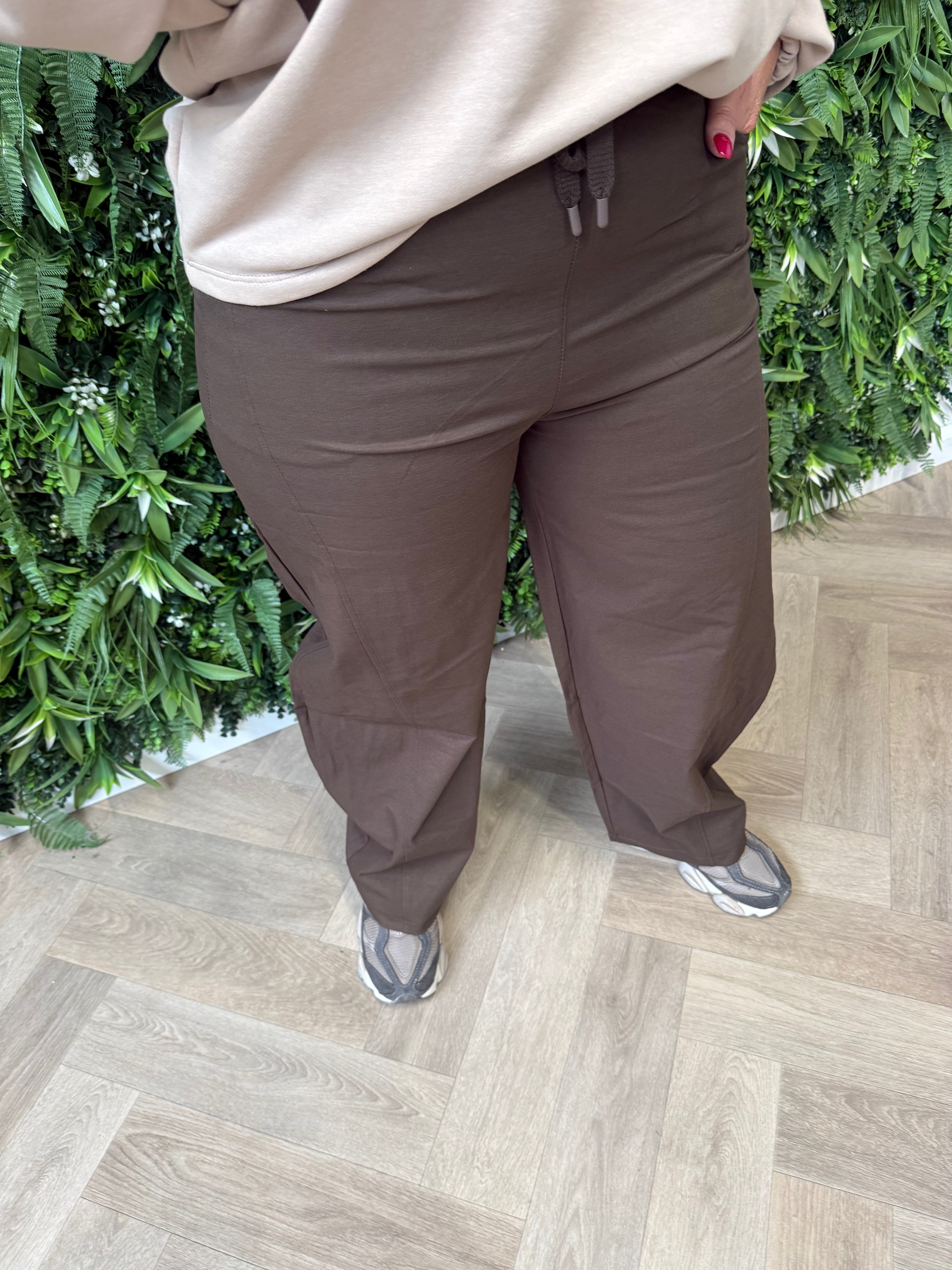 Wijde broek met aantrekkoord donkerbruin