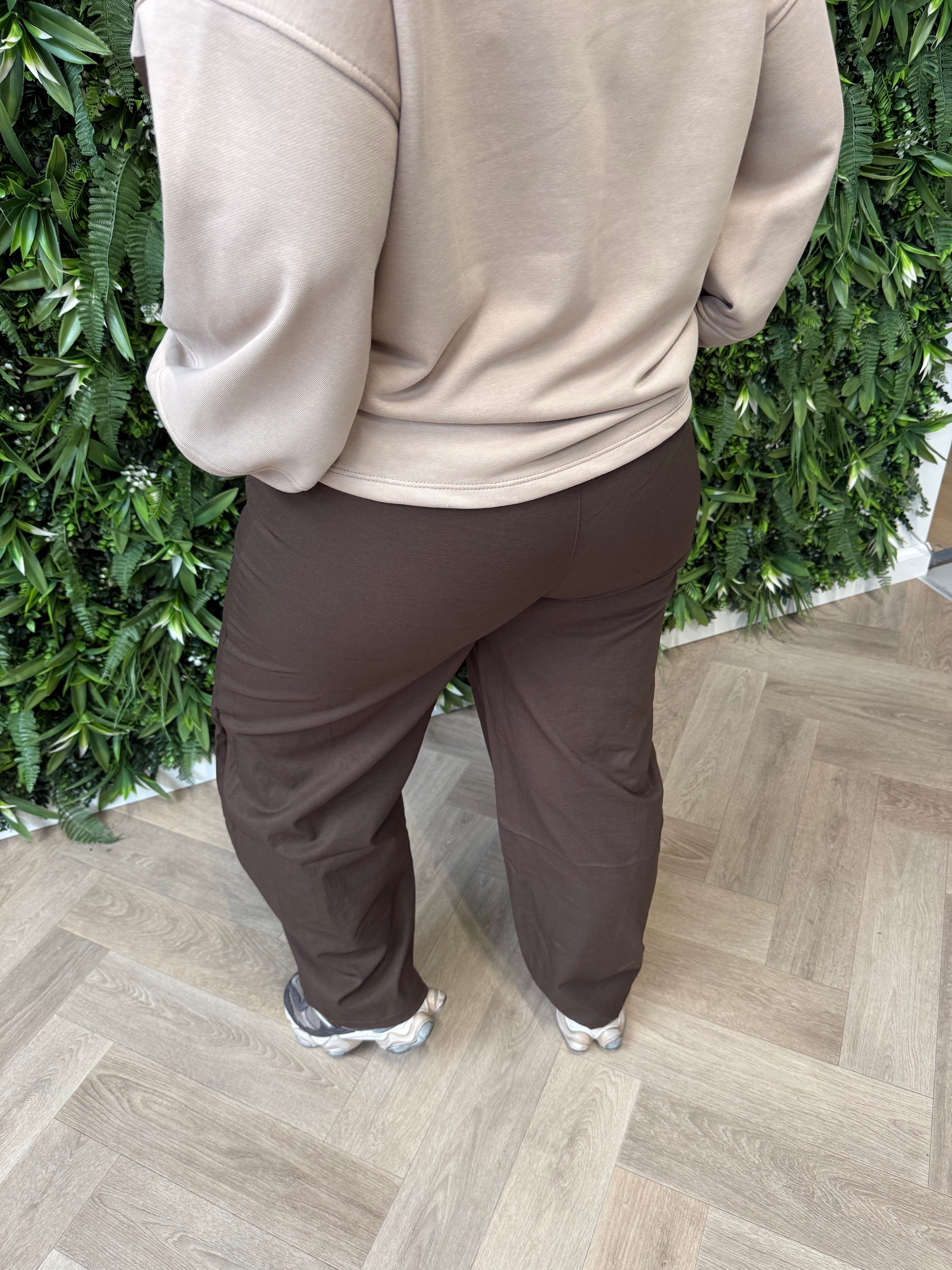 Wijde broek met aantrekkoord donkerbruin