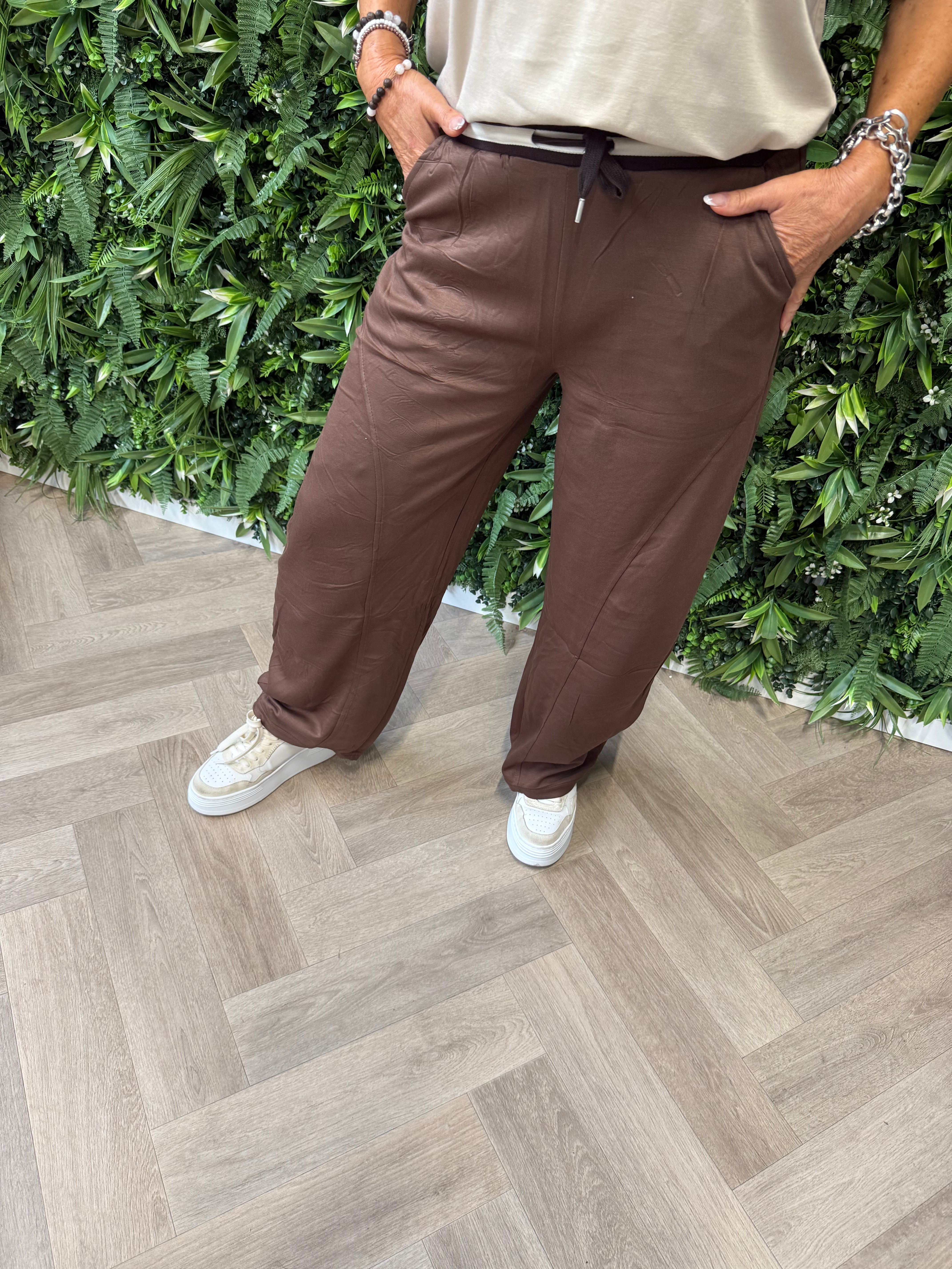 Broek wide leg met tailleband donkerbruin