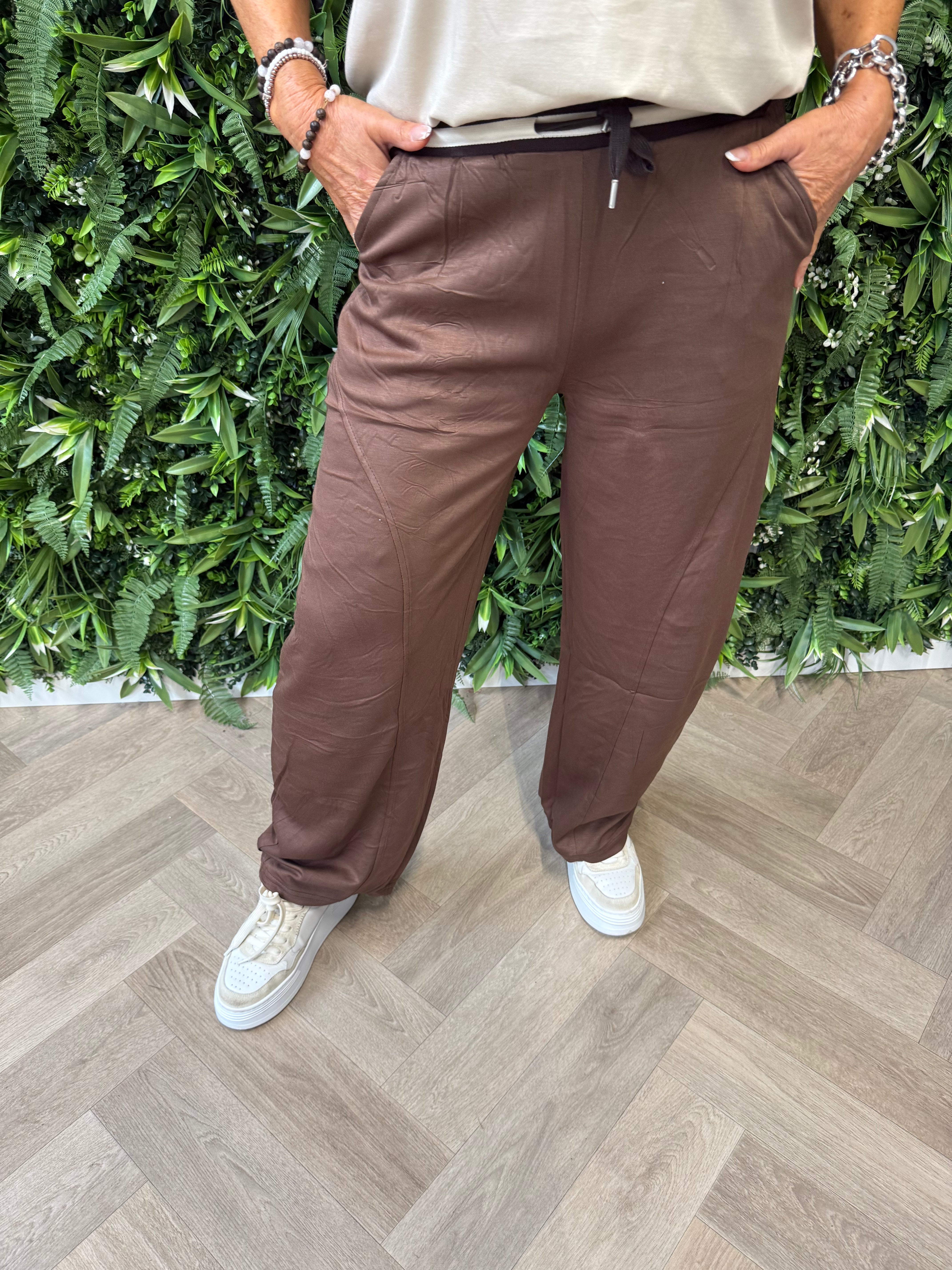 Broek wide leg met tailleband donkerbruin