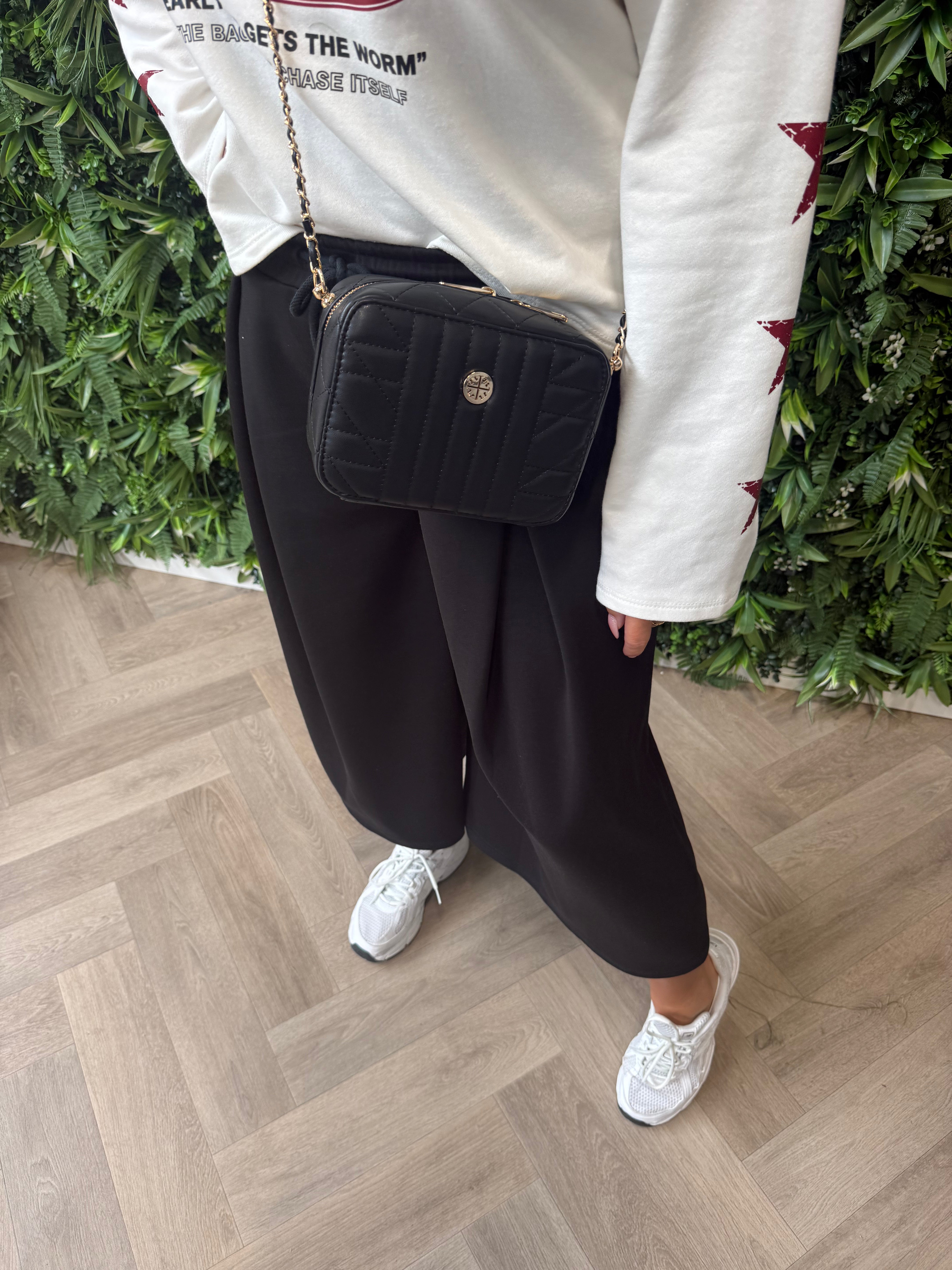 Schoudertas met goudkleurige details zwart