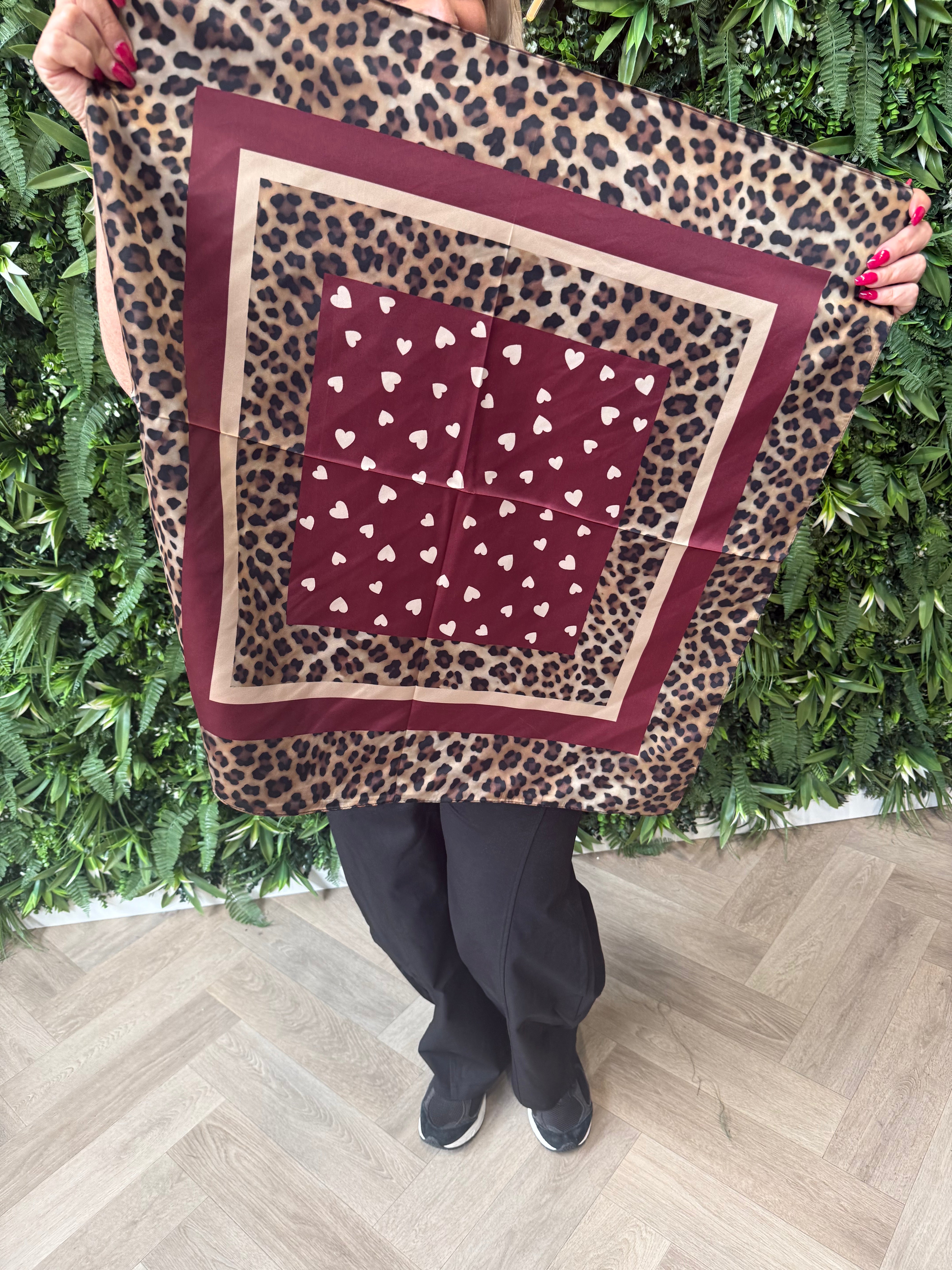 Kort sjaaltje panterprint met hartjes bordeaux