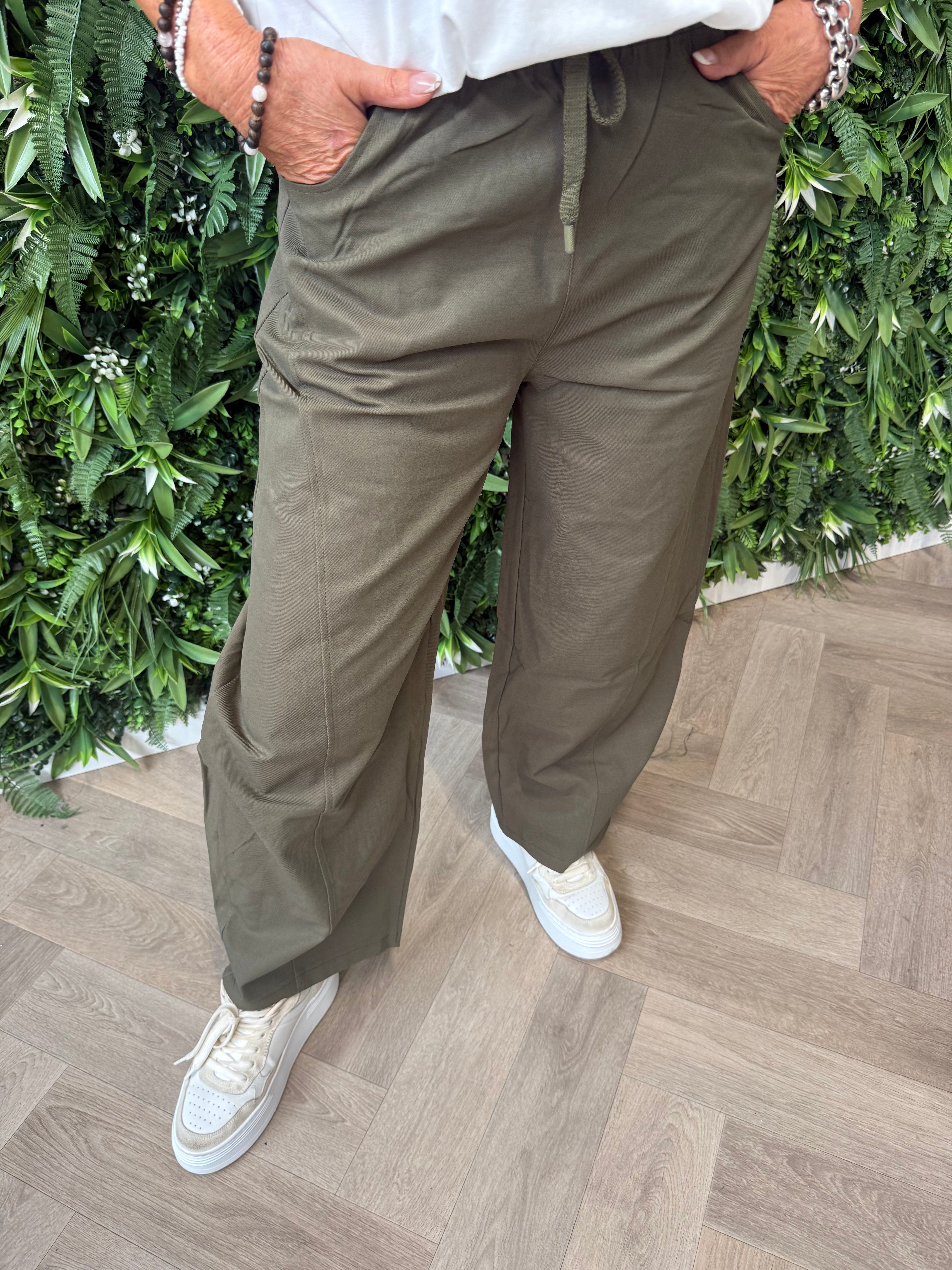 Wijde broek met aantrekkoord legergroen