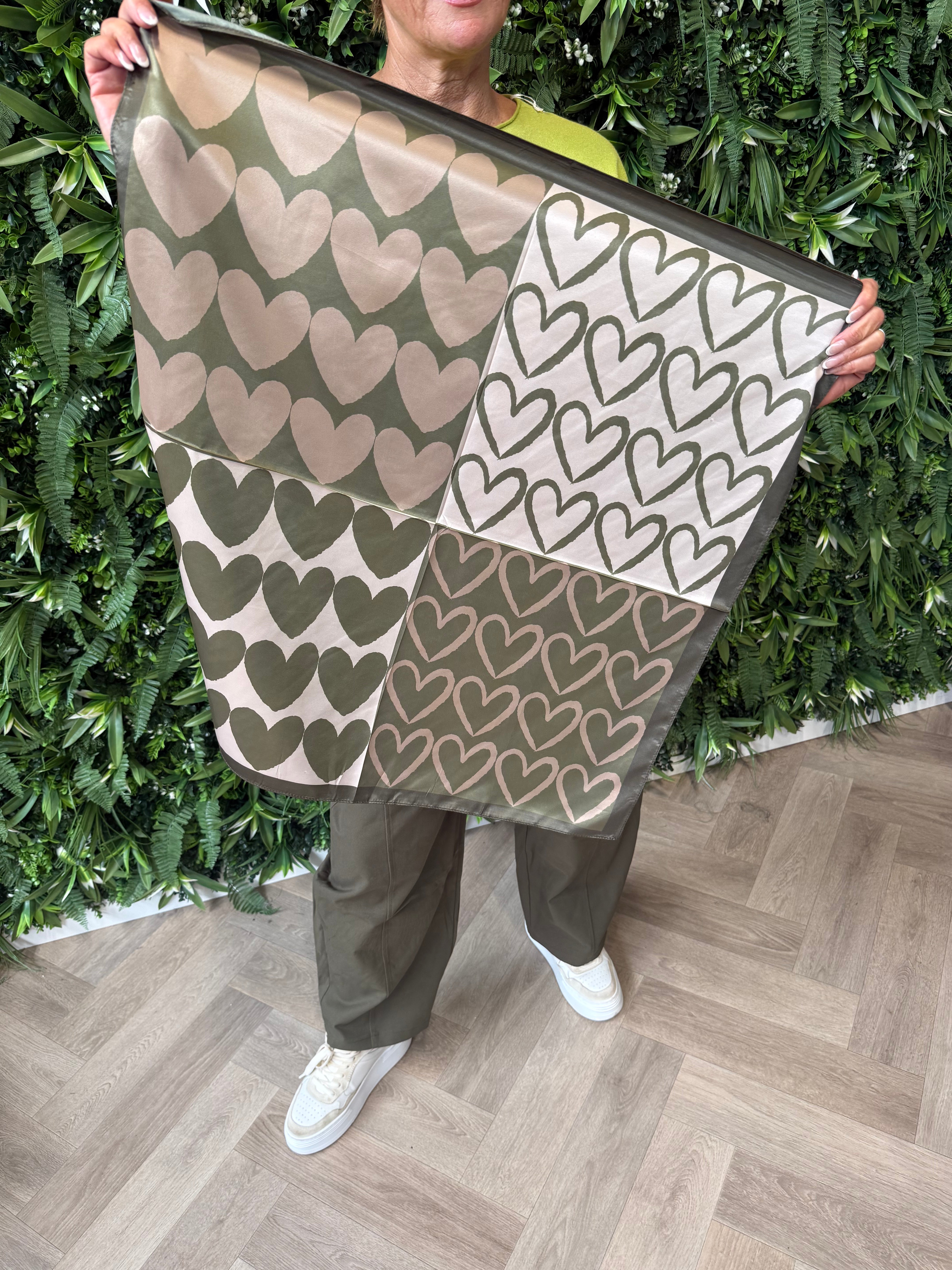 Kort sjaaltje met hartjes design legergroen