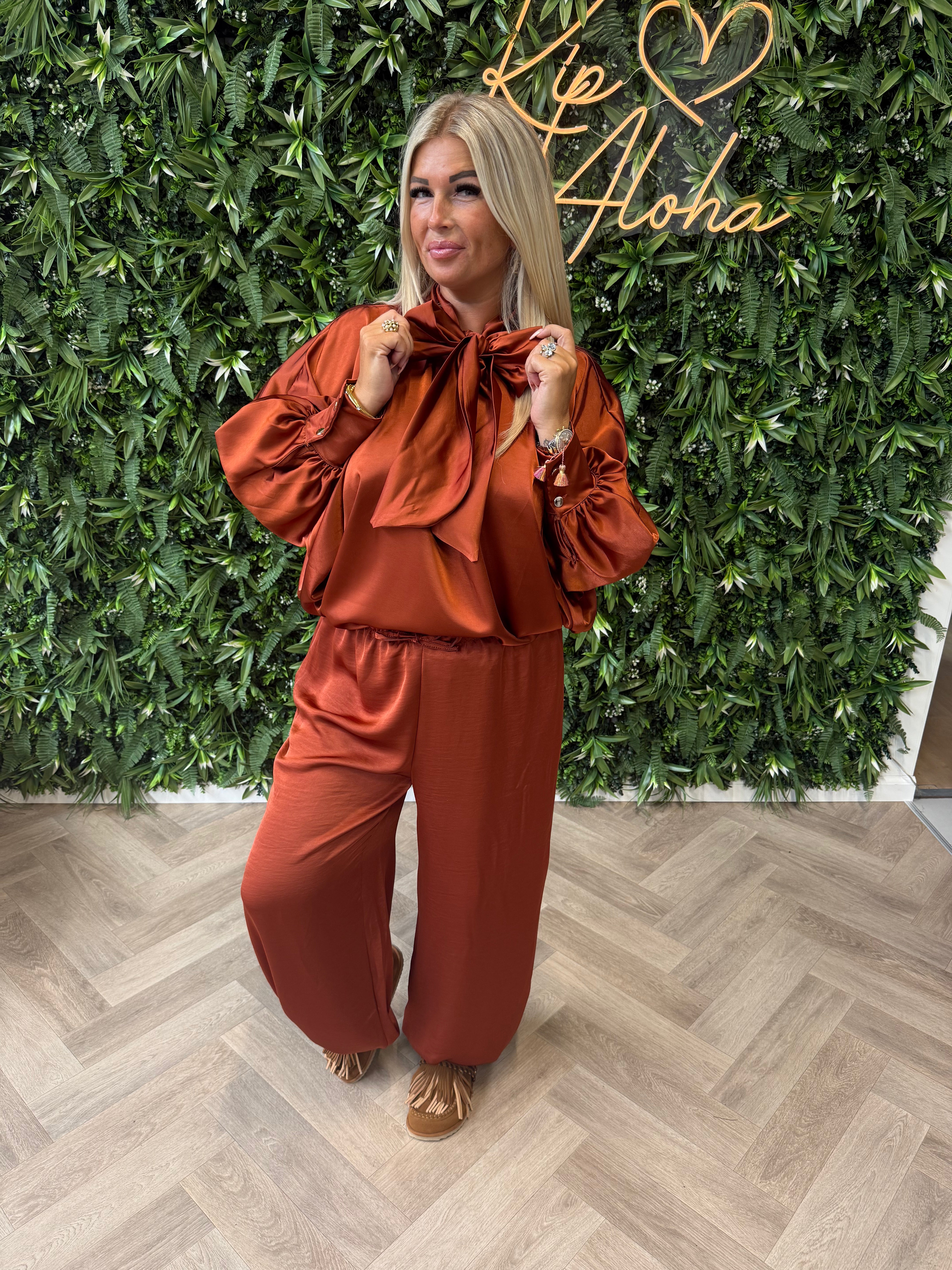 Tweedelig pak ballon broek met strik blouse brique