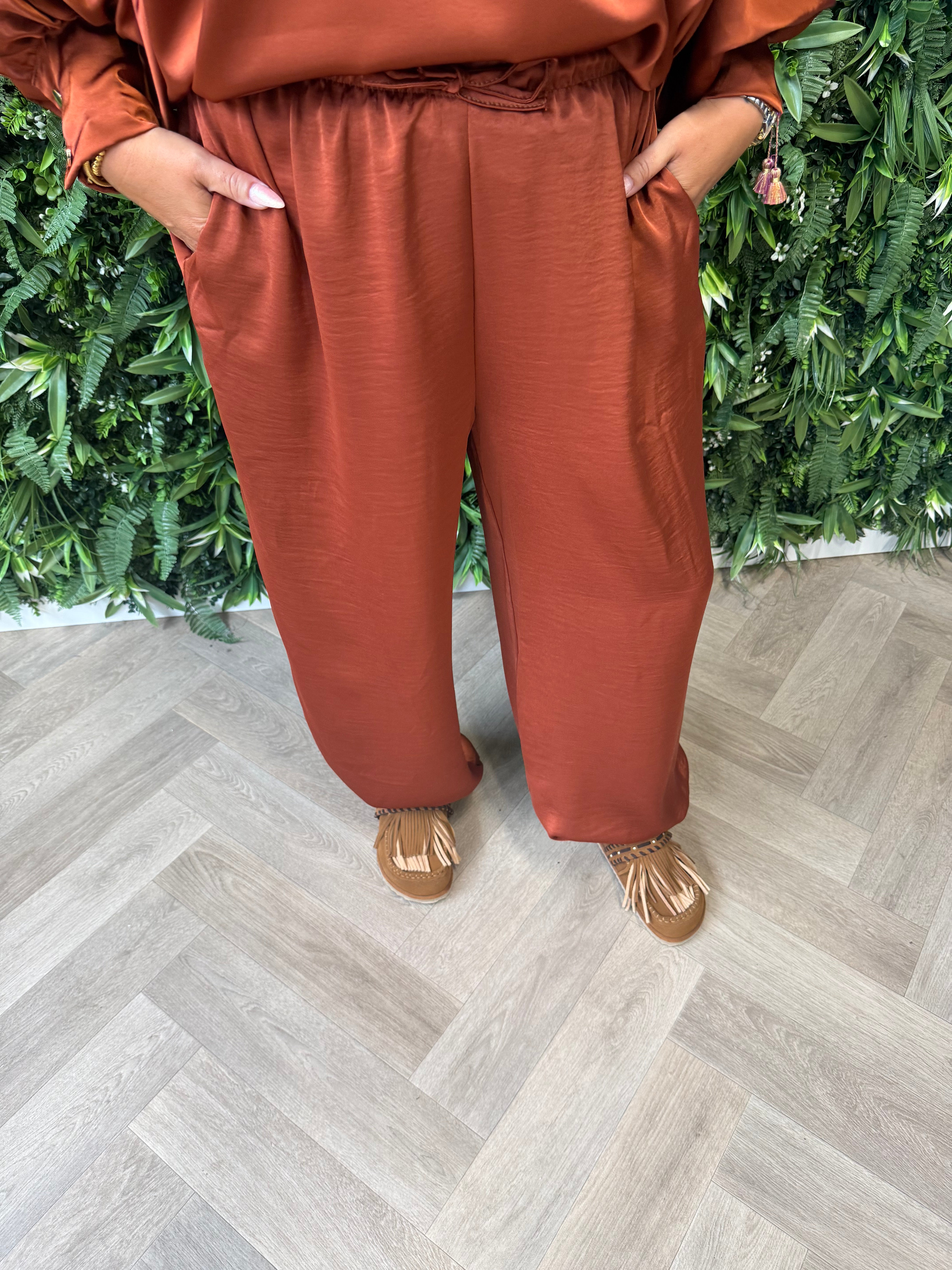 Tweedelig pak ballon broek met strik blouse brique