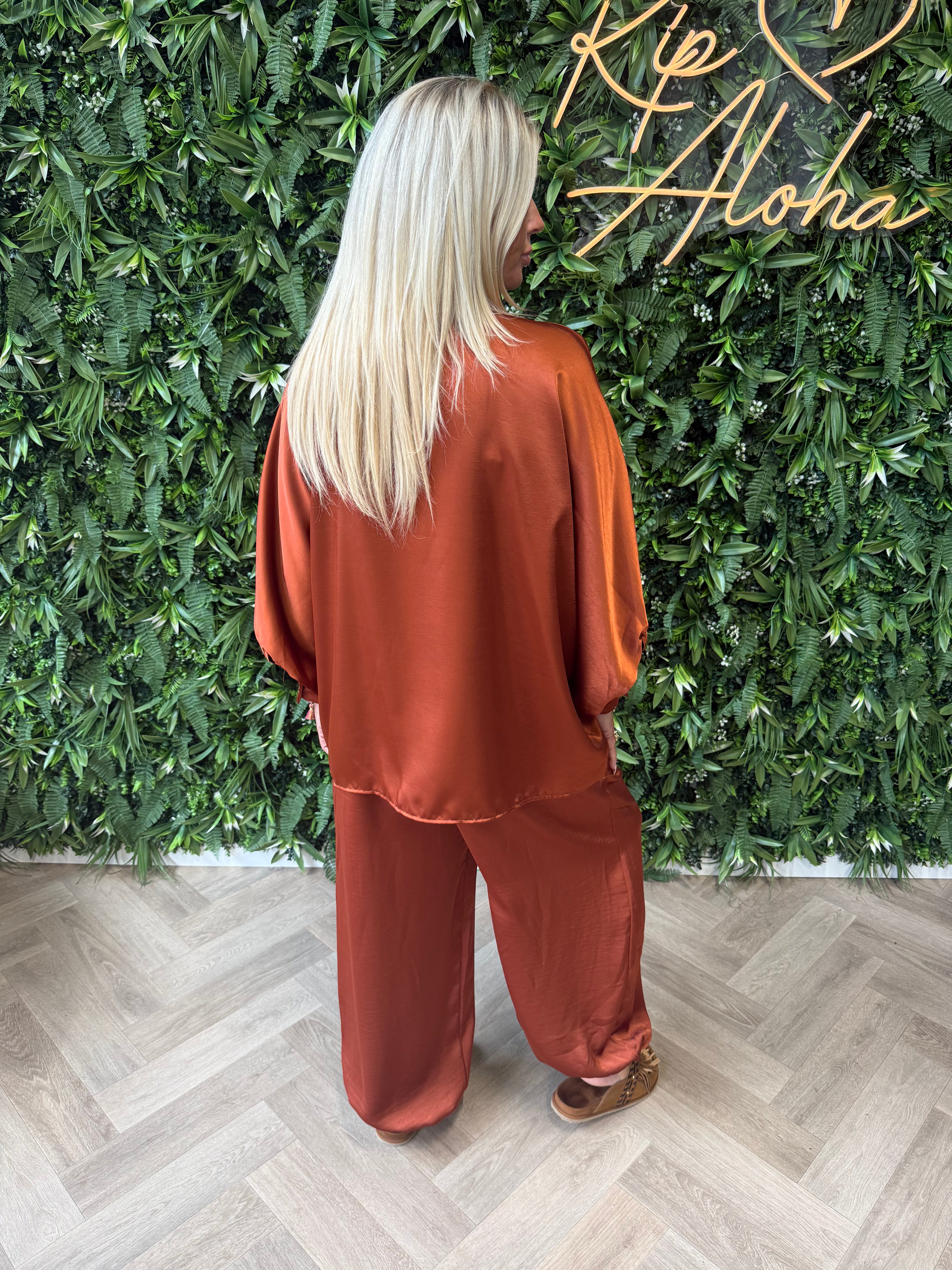 Tweedelig pak ballon broek met strik blouse brique