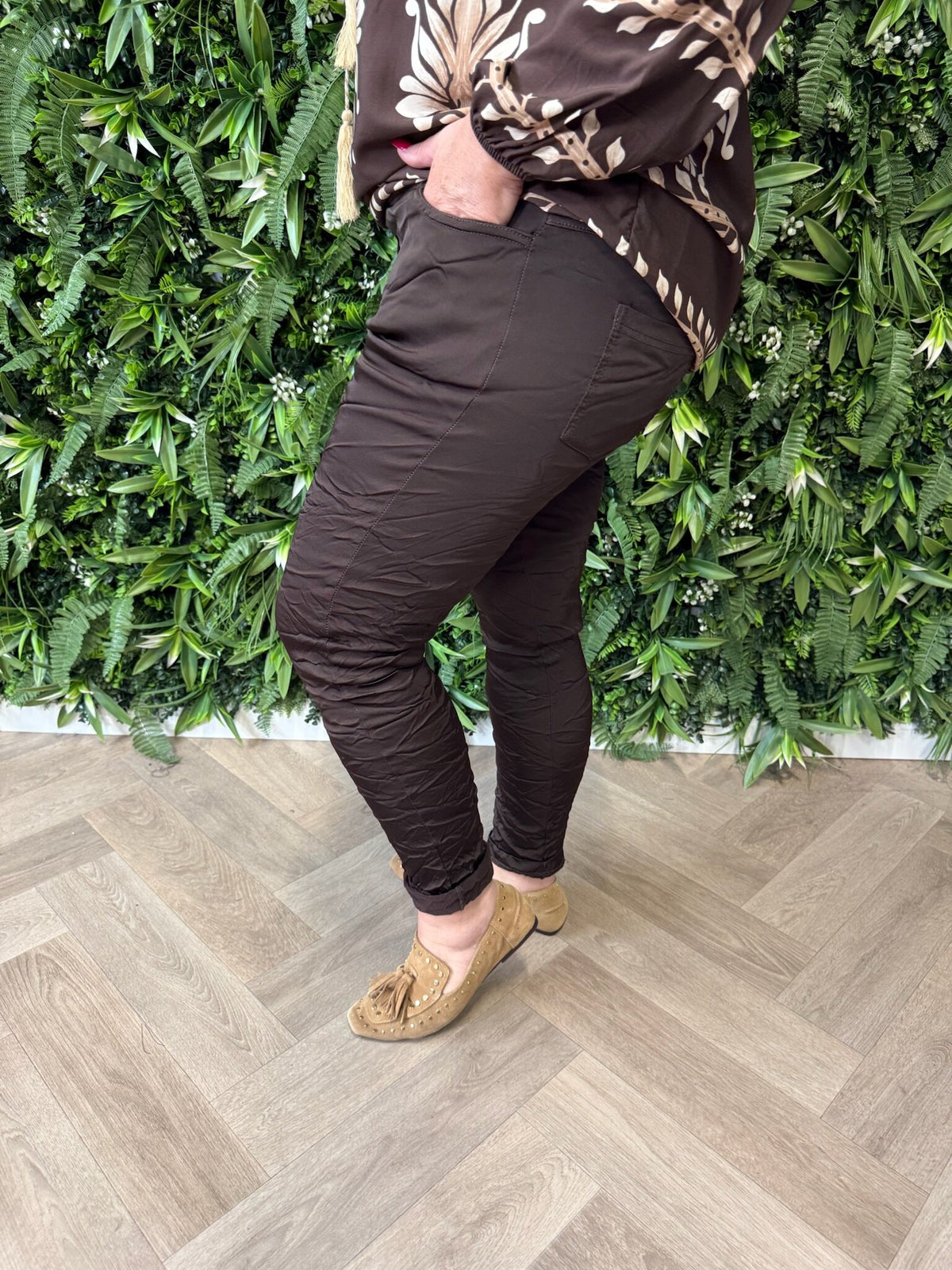 Stretchbroek silky donkerbruin