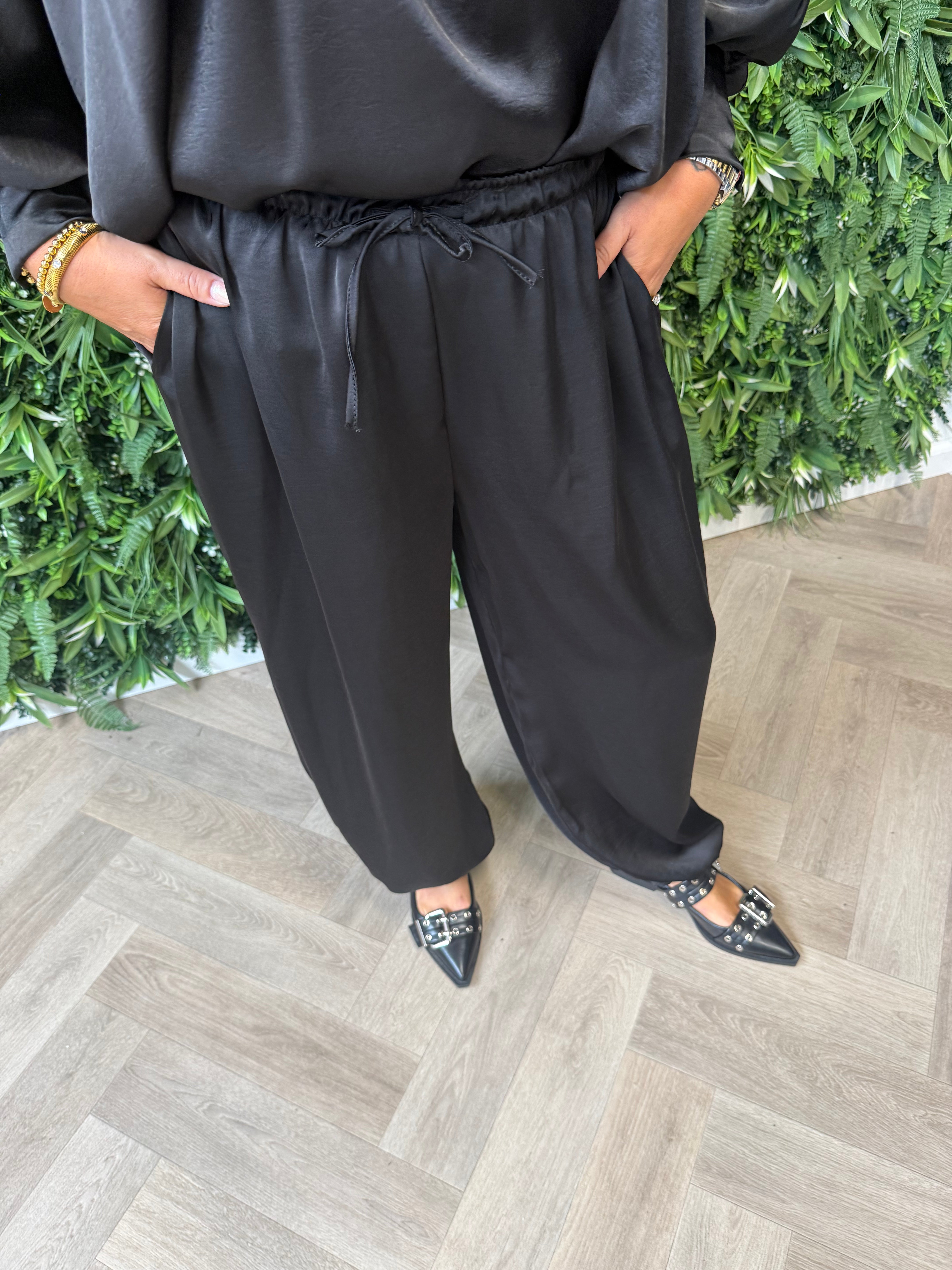 Tweedelig pak ballon broek met strik blouse zwart