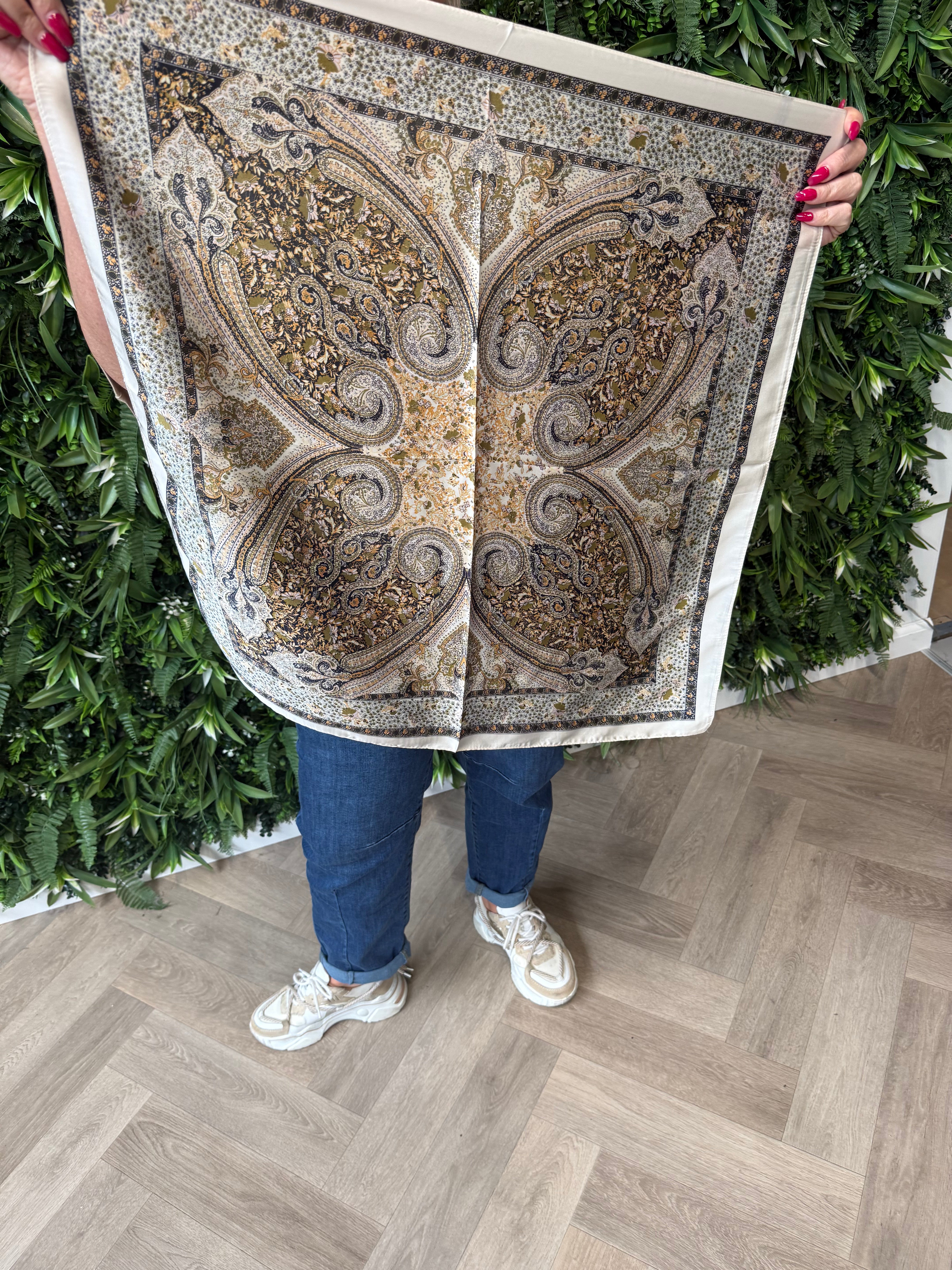 Kort sjaaltje barok print roomwit