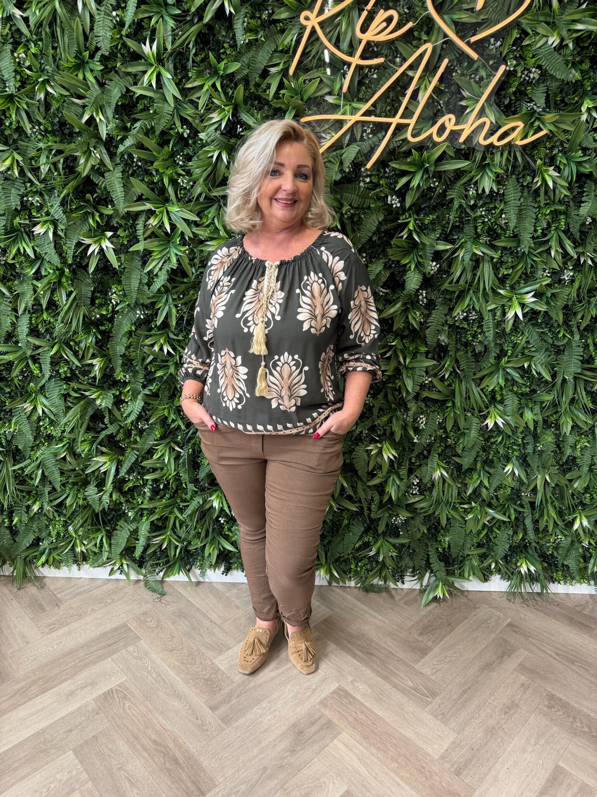 Top bloemen off-shoulder legergroen