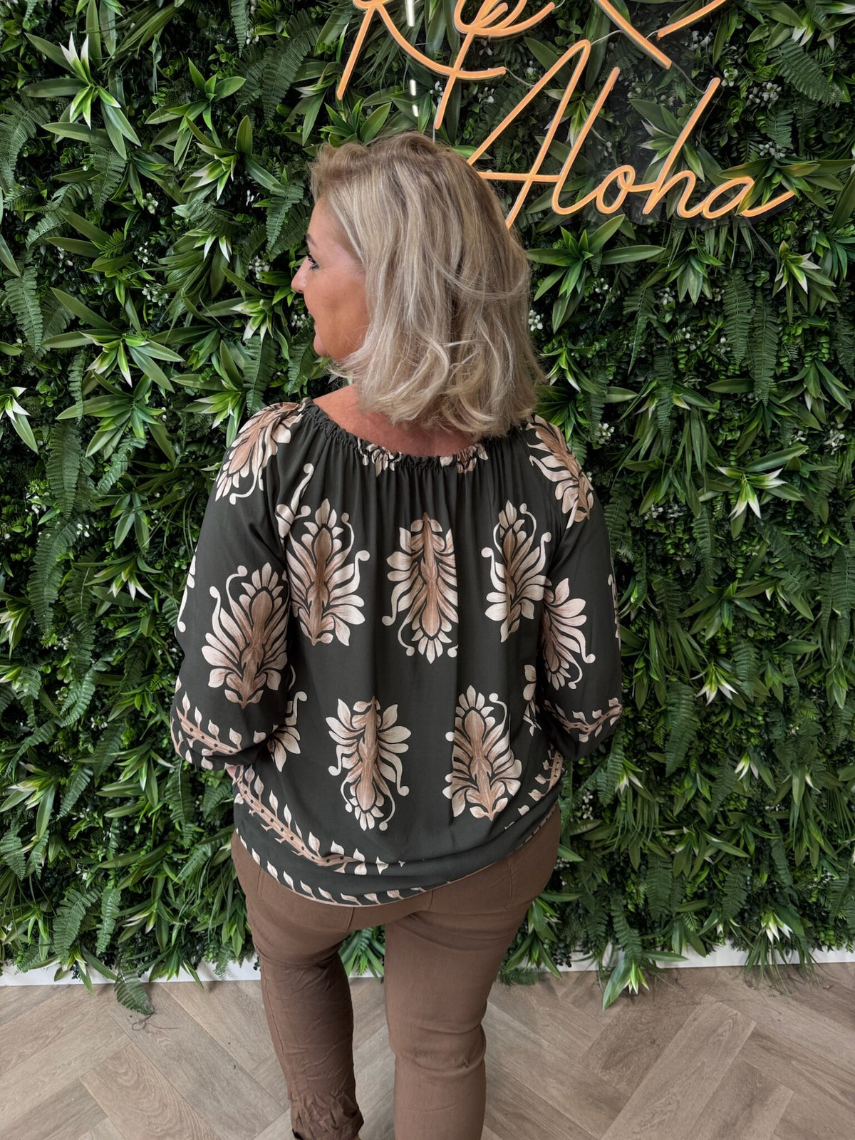Top bloemen off-shoulder legergroen