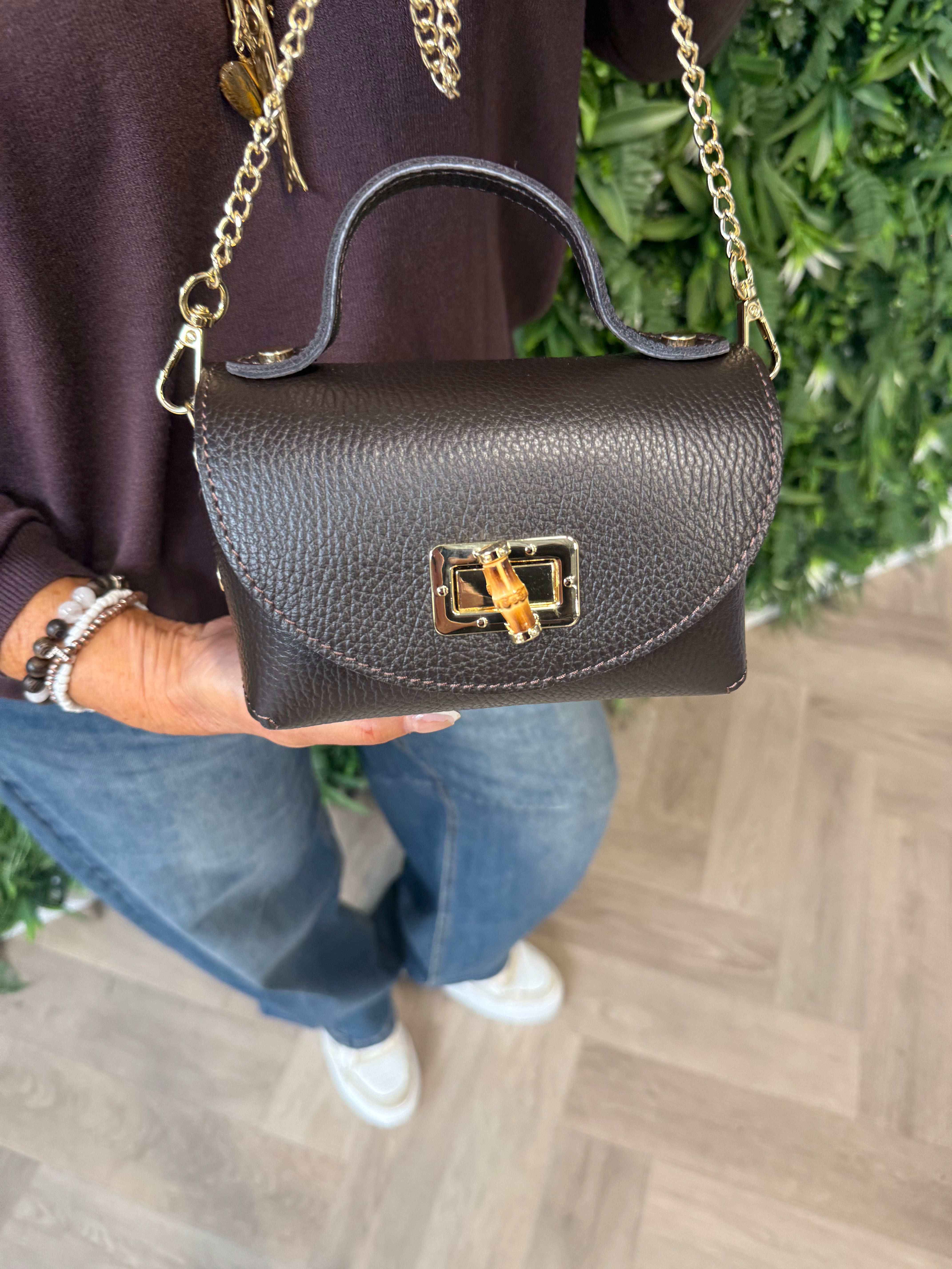 Kleine tas met gouden sluiting donkerbruin