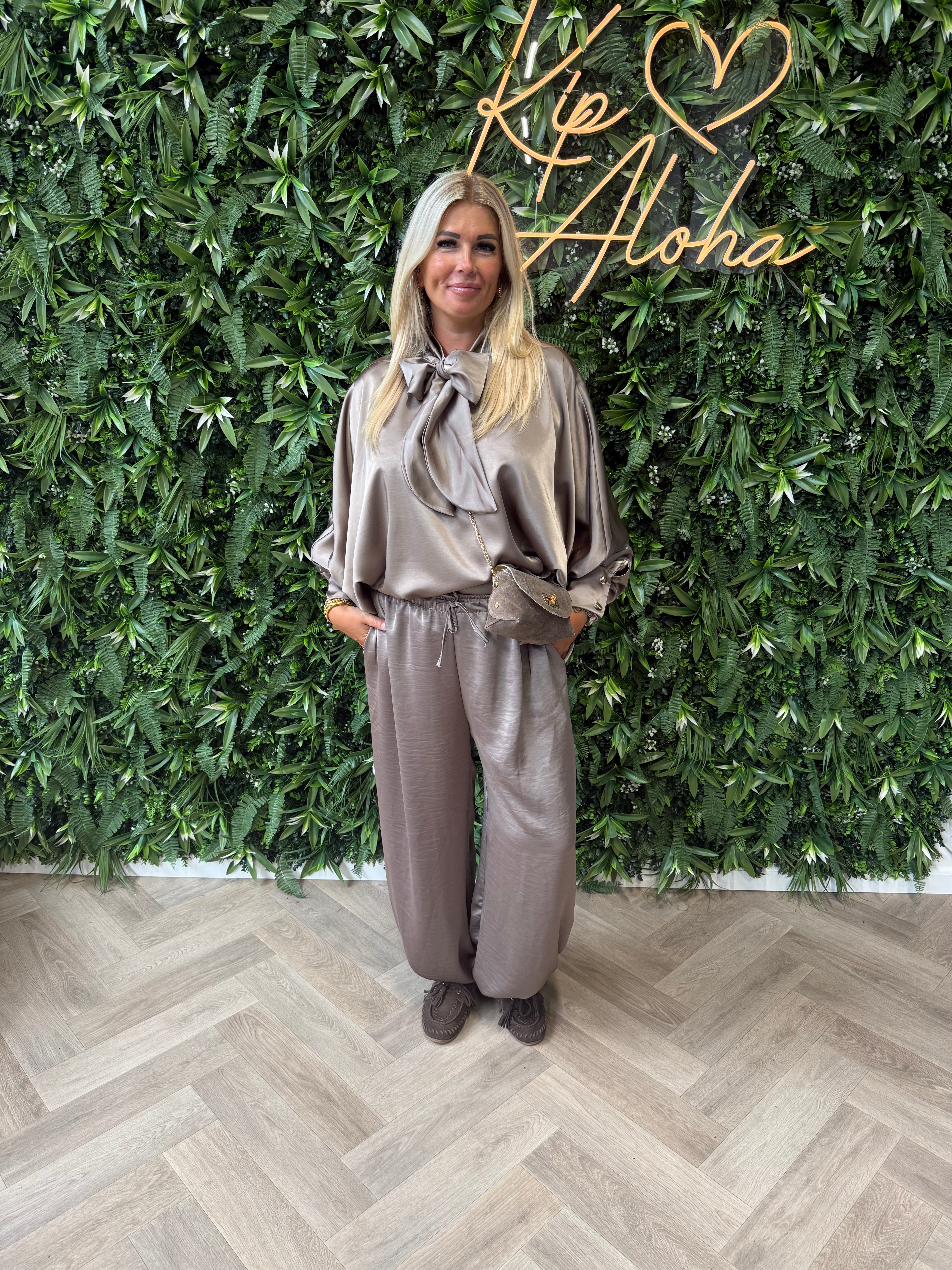 Tweedelig pak ballon broek met strik blouse taupe